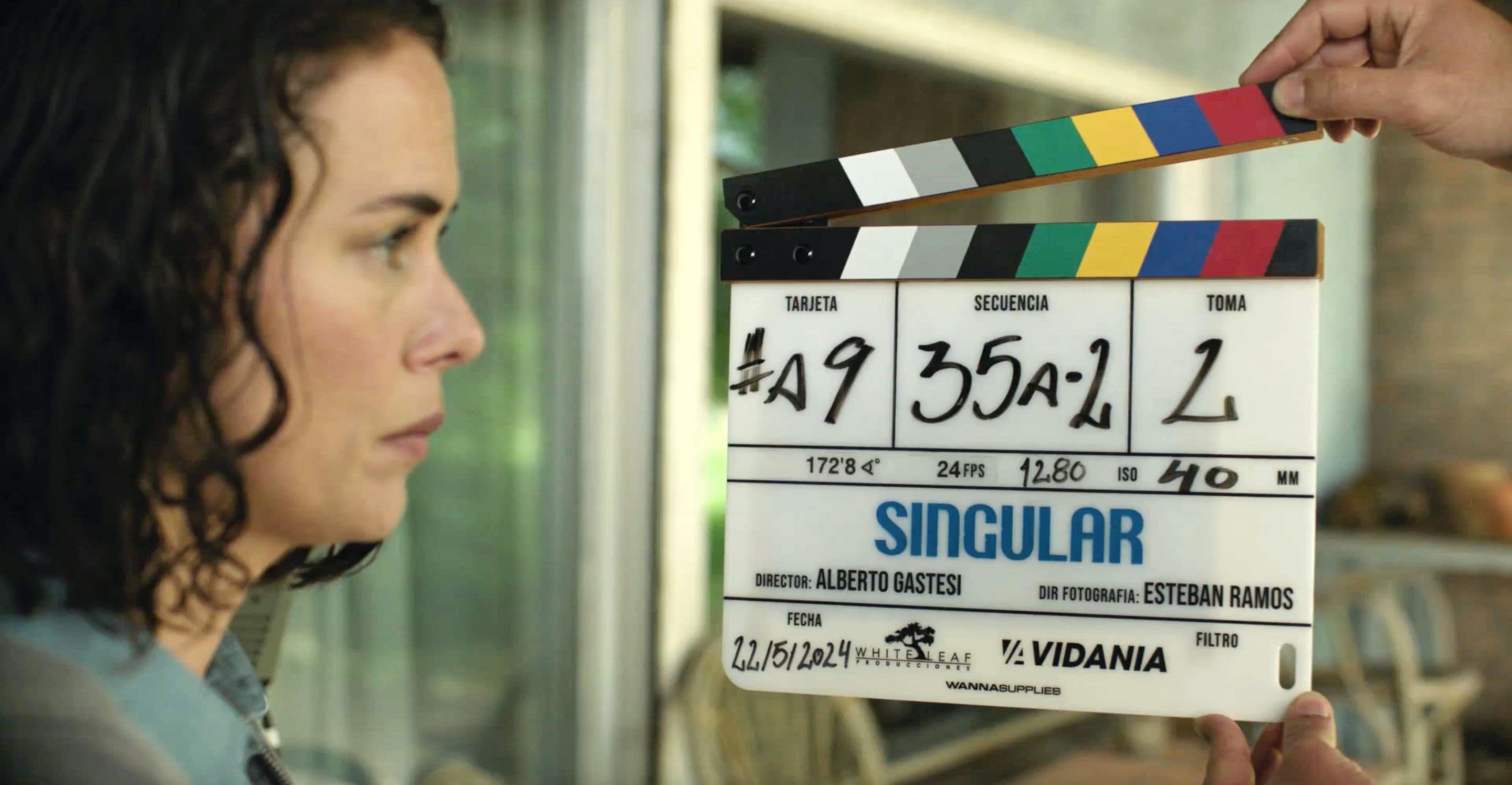 Fotografía del rodaje de 'Singular' con Patricia López Arnaiz ante una claqueta