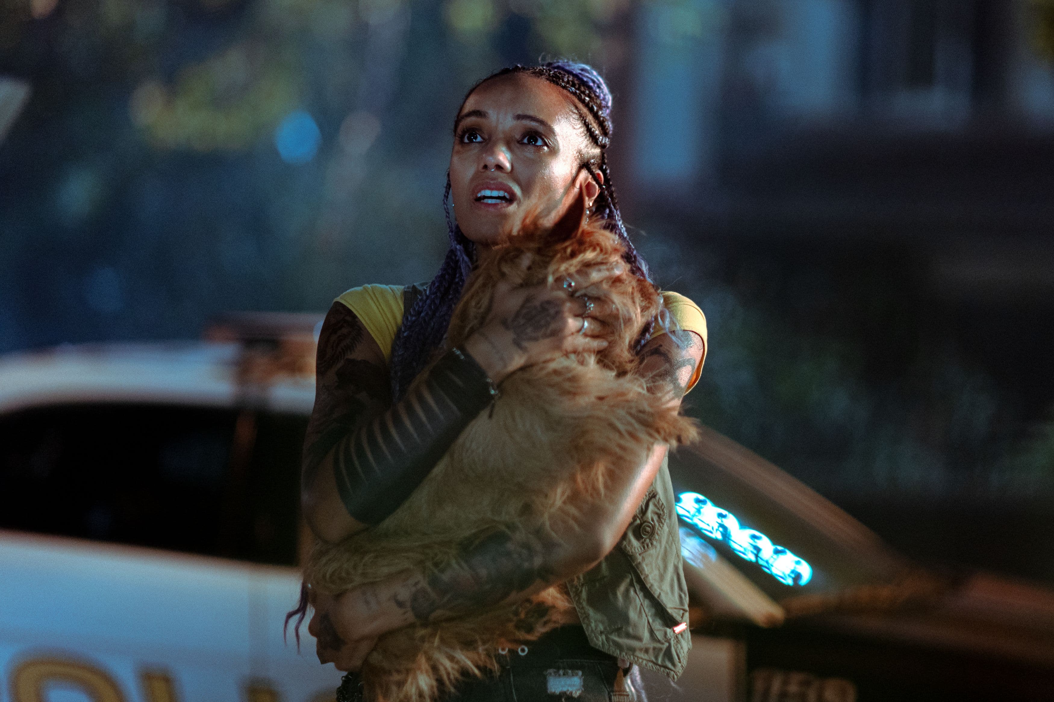 La actriz Maisie Richardson-Sellers sostiene un perro en un fotograma de la película 'Insidious: Fuera del mas allá'