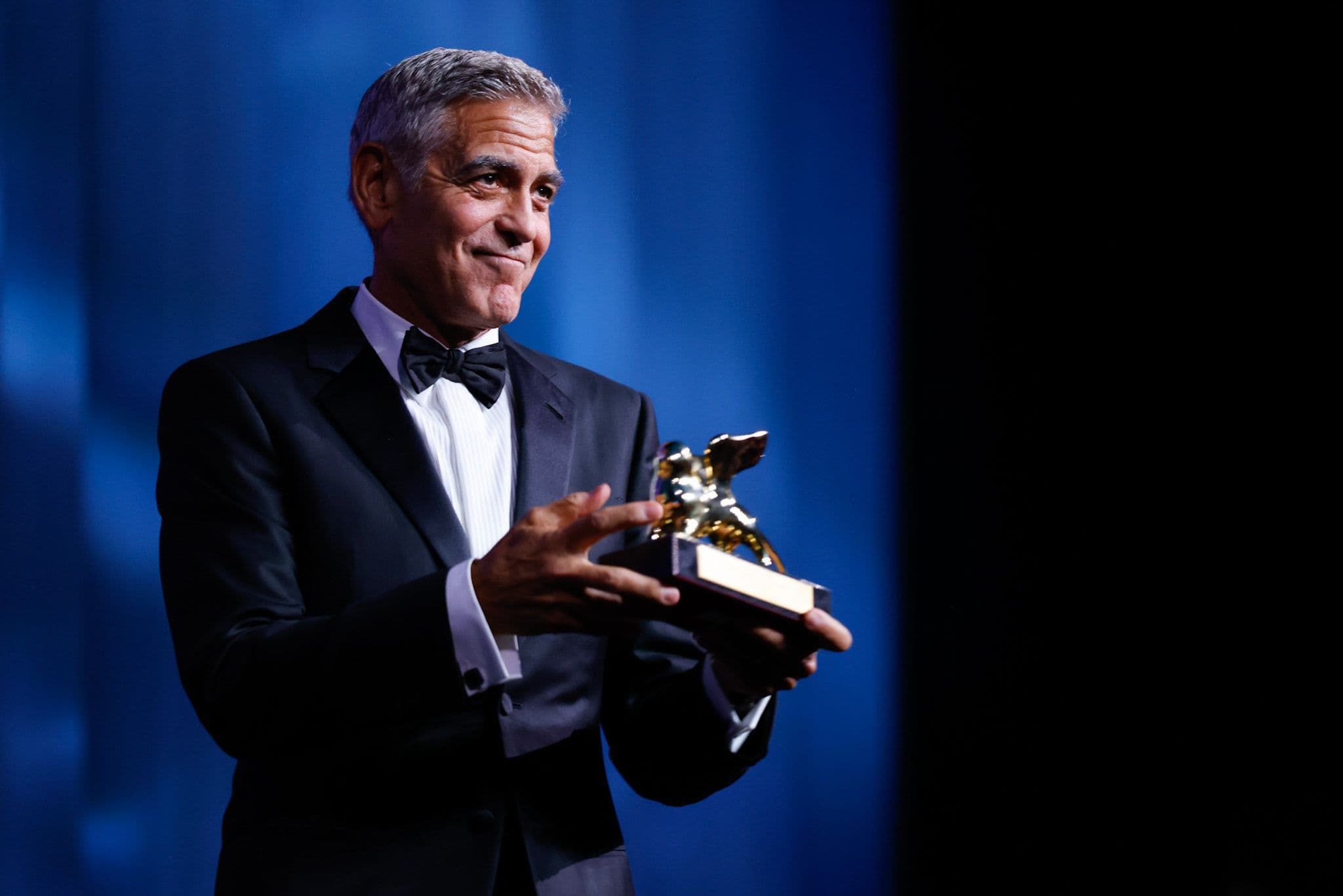 El actor y director George Clooney posa con el León de Oro honorífico de la 83 Mostra de Venecia en septiembre de 2026
