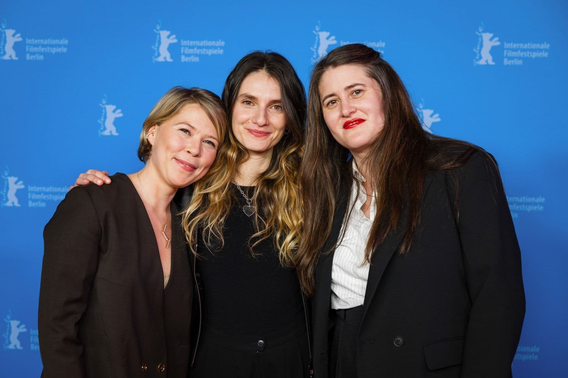 India Hair, Valentine Cadic y Blandine Madec, del equipo de 'Aquel verano en París', durante el Festival de Berlín de 2025