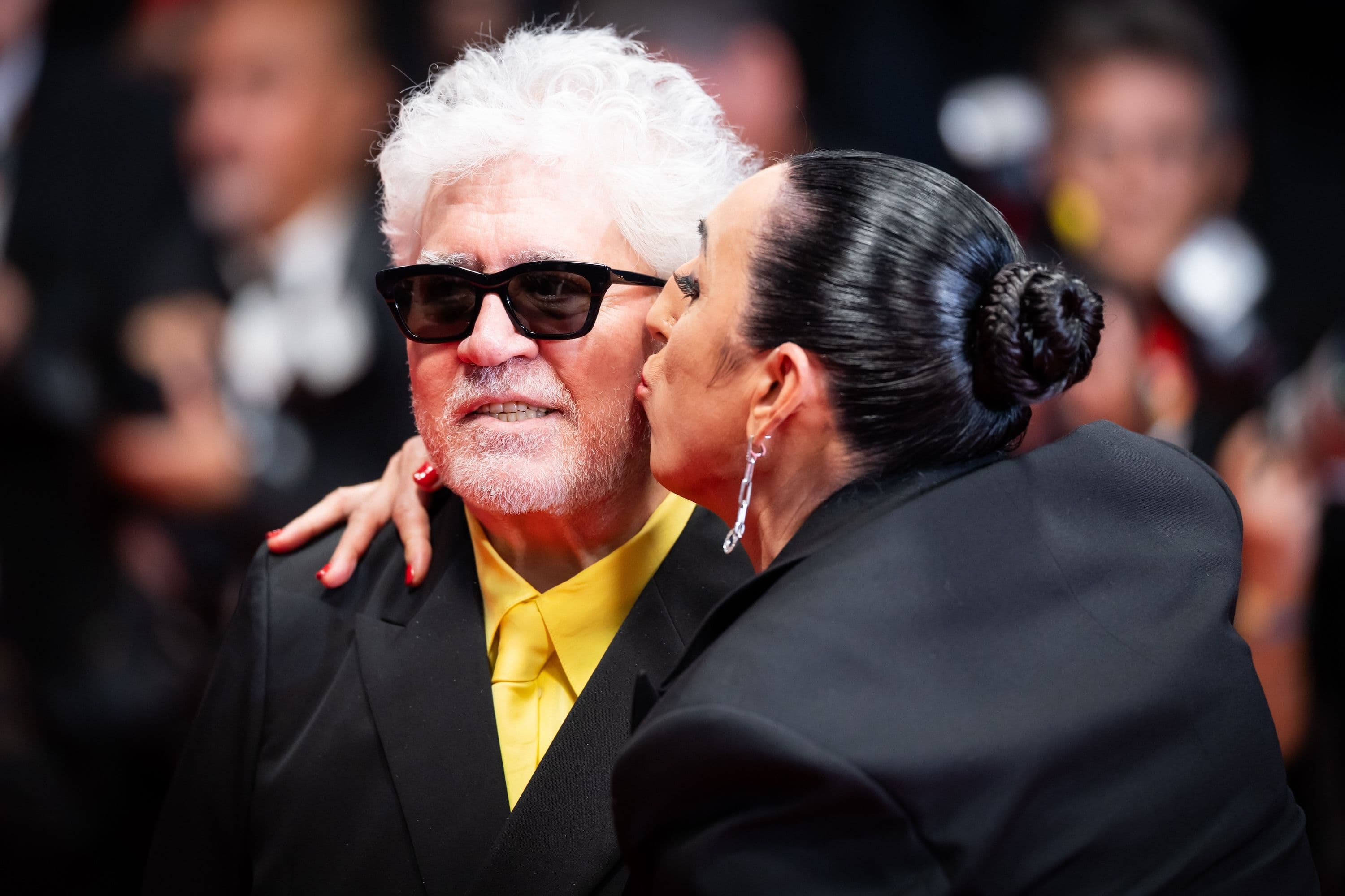 Rossy de Palma besa a Pedro Almodóvar tras salir del pase de gala de 'Amarga Navidad' en el Festival de Cannes 2026