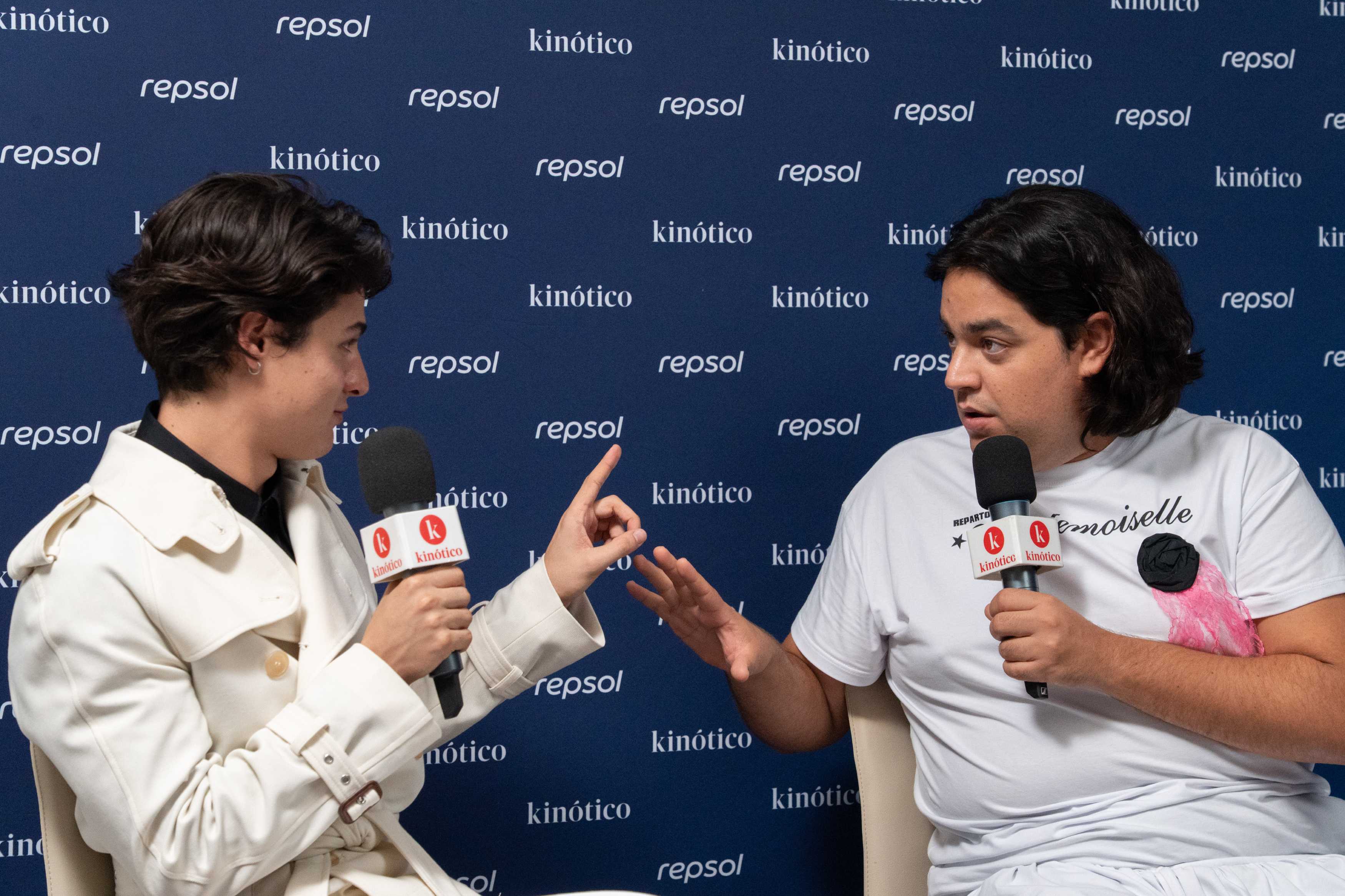 Los actores de 'La bola negra' Carlos González y Milo Quifes durante la entrevista en el set de Kinótico, patrocinado por Repsol, en San Sebastián, en septiembre de 2026