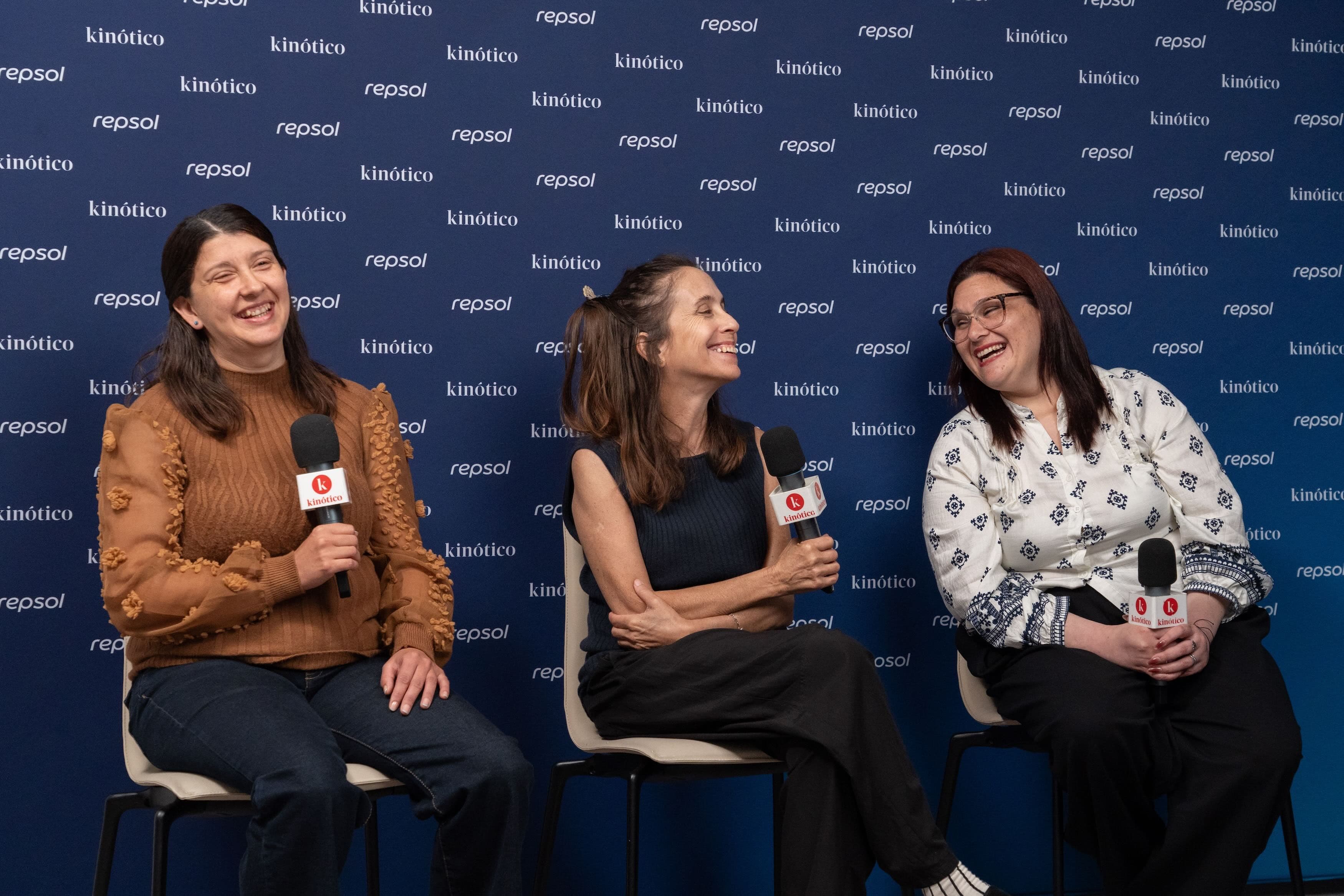 La directora Alessandra Sanguinetti y las actrices Guillermina Aranciaga y Belinda Stutz presentaron 'La ilusión de un verano sin fin' en el set del Hotel María Cristina en el Festival de San Sebastián, en septiembre de 2026