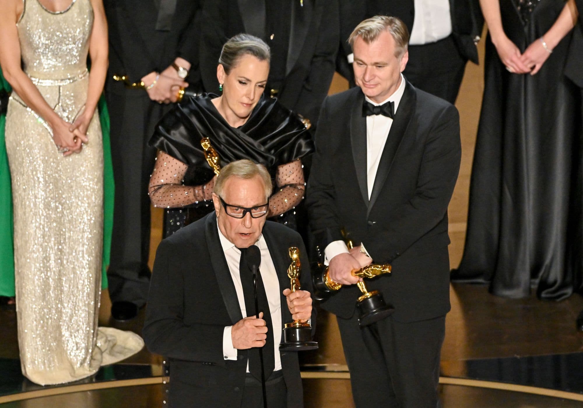 El director Christopher Nolan y los productores Emma Thomas y Charles Roven recogen el Oscar a Mejor Película para 'Oppenheimer'