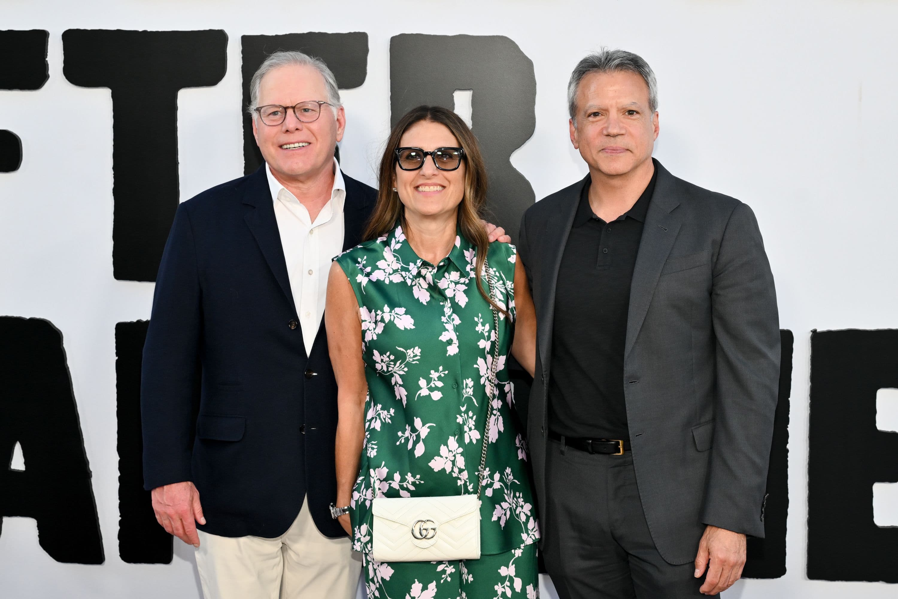David Zaslav, Pamela Abdy y Michael De Luca, de Warner Bros. Pictures, en la premiere en Hollywood de 'Una batalla tras otra'