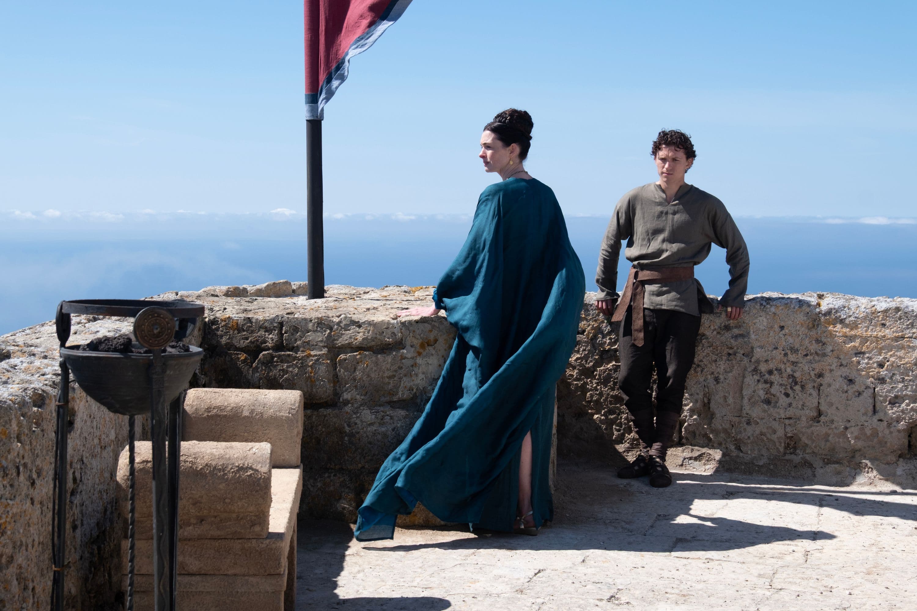 Anne Hathaway y Tom Holland en un fotograma de 'La Odisea', de Christopher Nolan