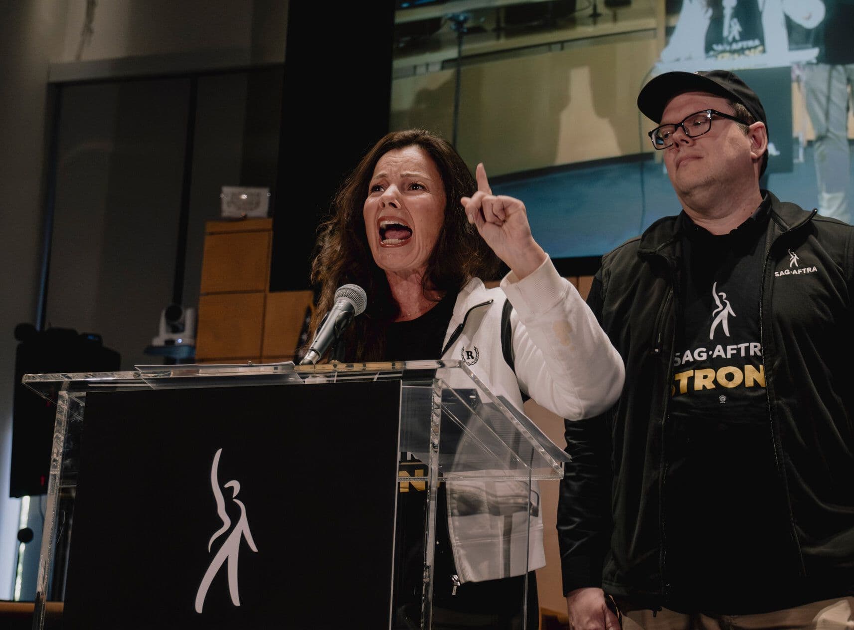 La presidenta del sindicato SAG-AFTRA, Fran Drescher, se dirige a la prensa