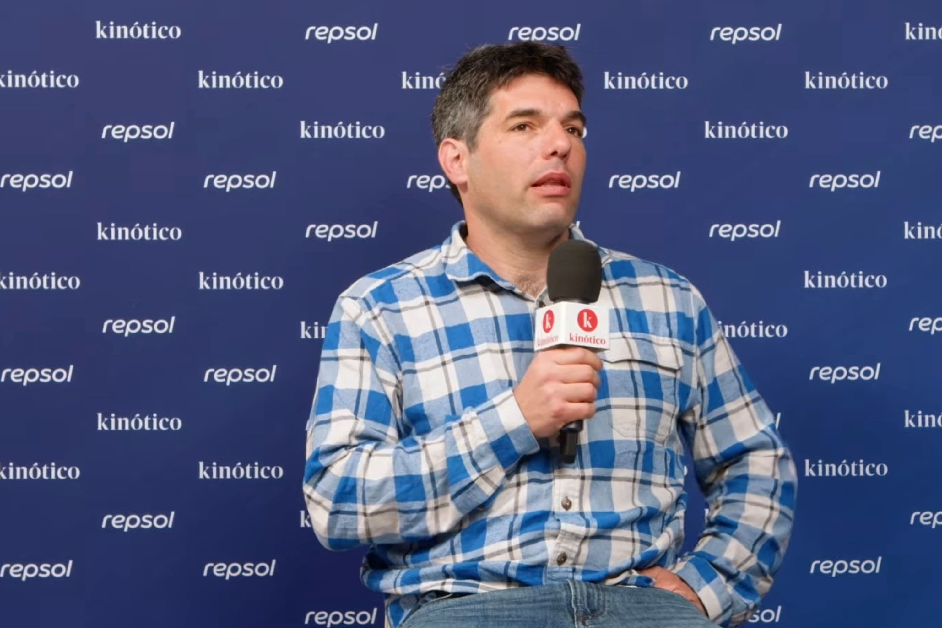 El director argentino Benjamín Naishtat, en el set de Kinótico, patrocinado por Repsol, en el Festival de San Sebastián para hablar de 'Glaxo', en septiembre de 2026