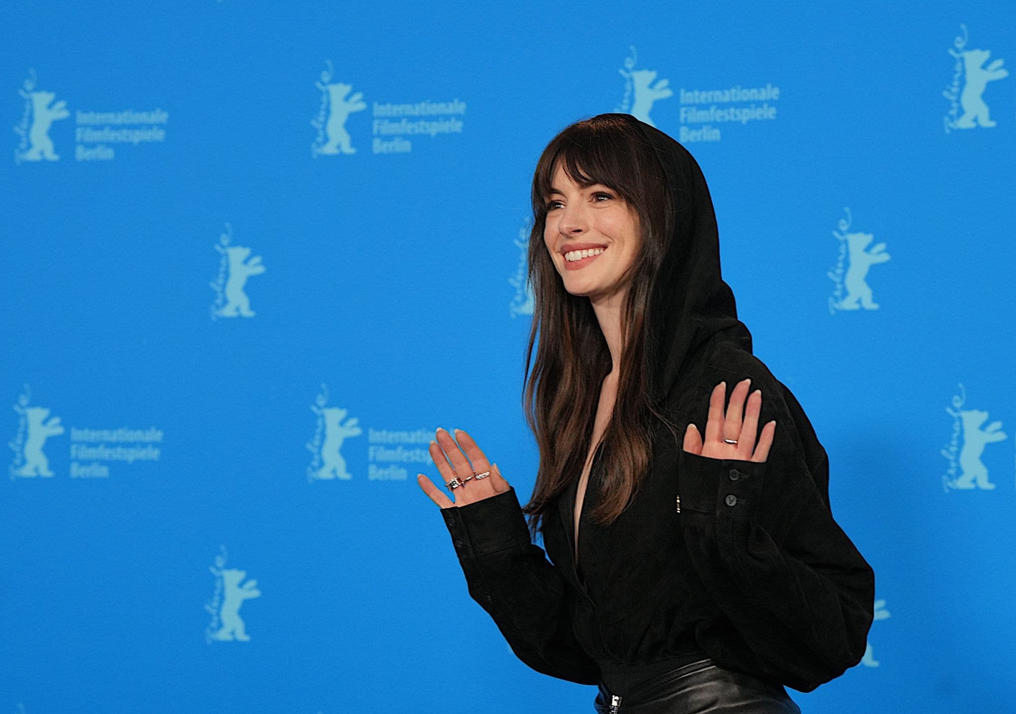La actriz Anne Hathaway saluda a los fotógrafos durante el photocall de la película 'She came to me' en la Berlinale