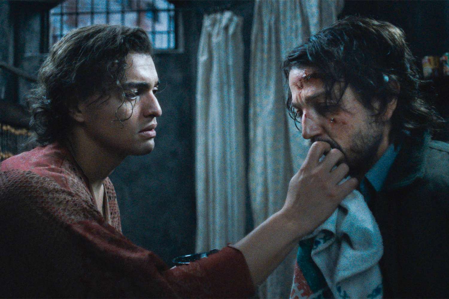 Tonatiuh y Diego Luna, en un fotograma de 'El beso de la mujer araña', de Bill Condon