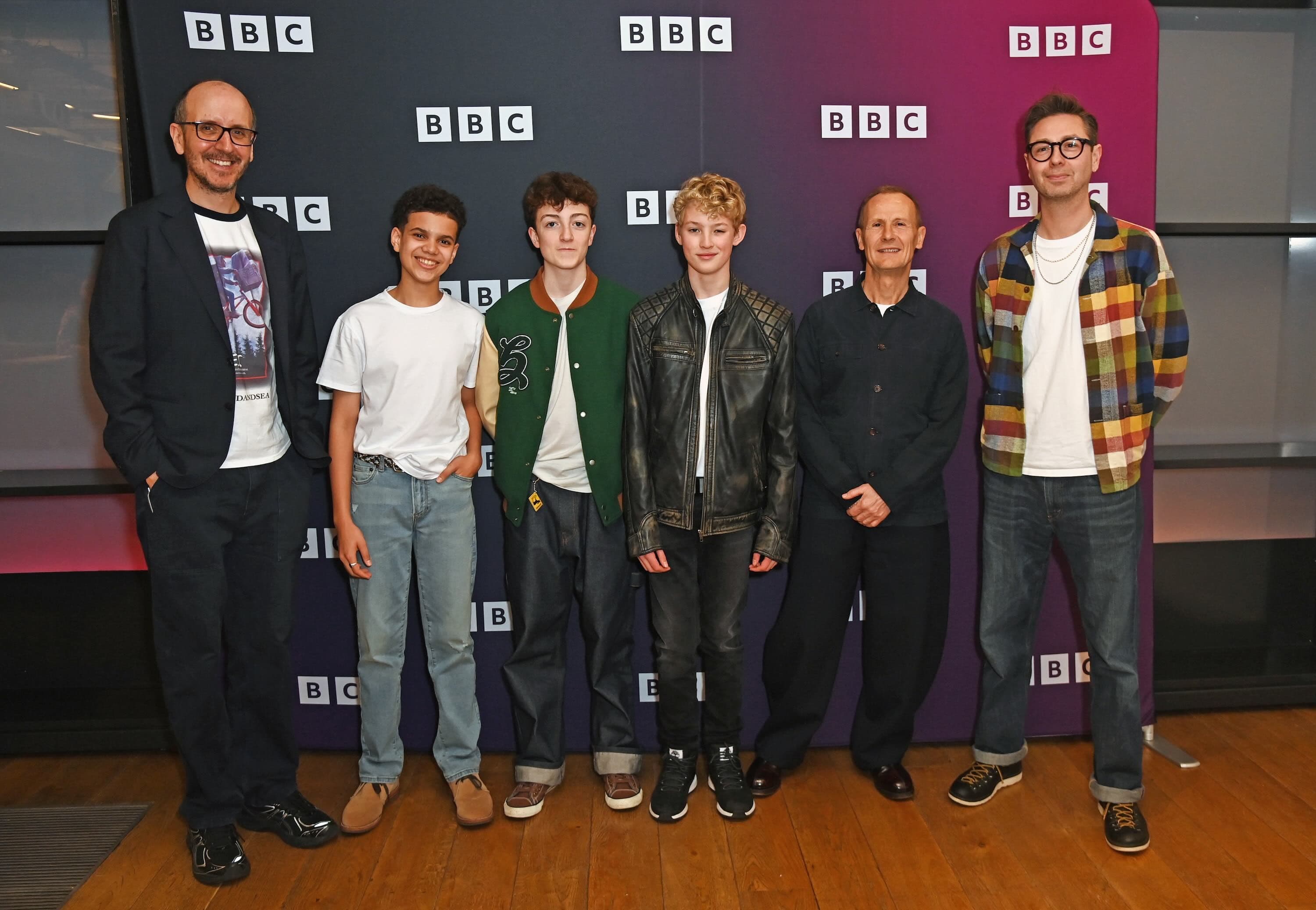 Jack Thorne, Winston Sawyers, Ike Talbut, Lox Pratt, Marc Munden y Joel Wilson, en una proyección especial de 'El señor de las bestias', en Londres, en enero de 2026