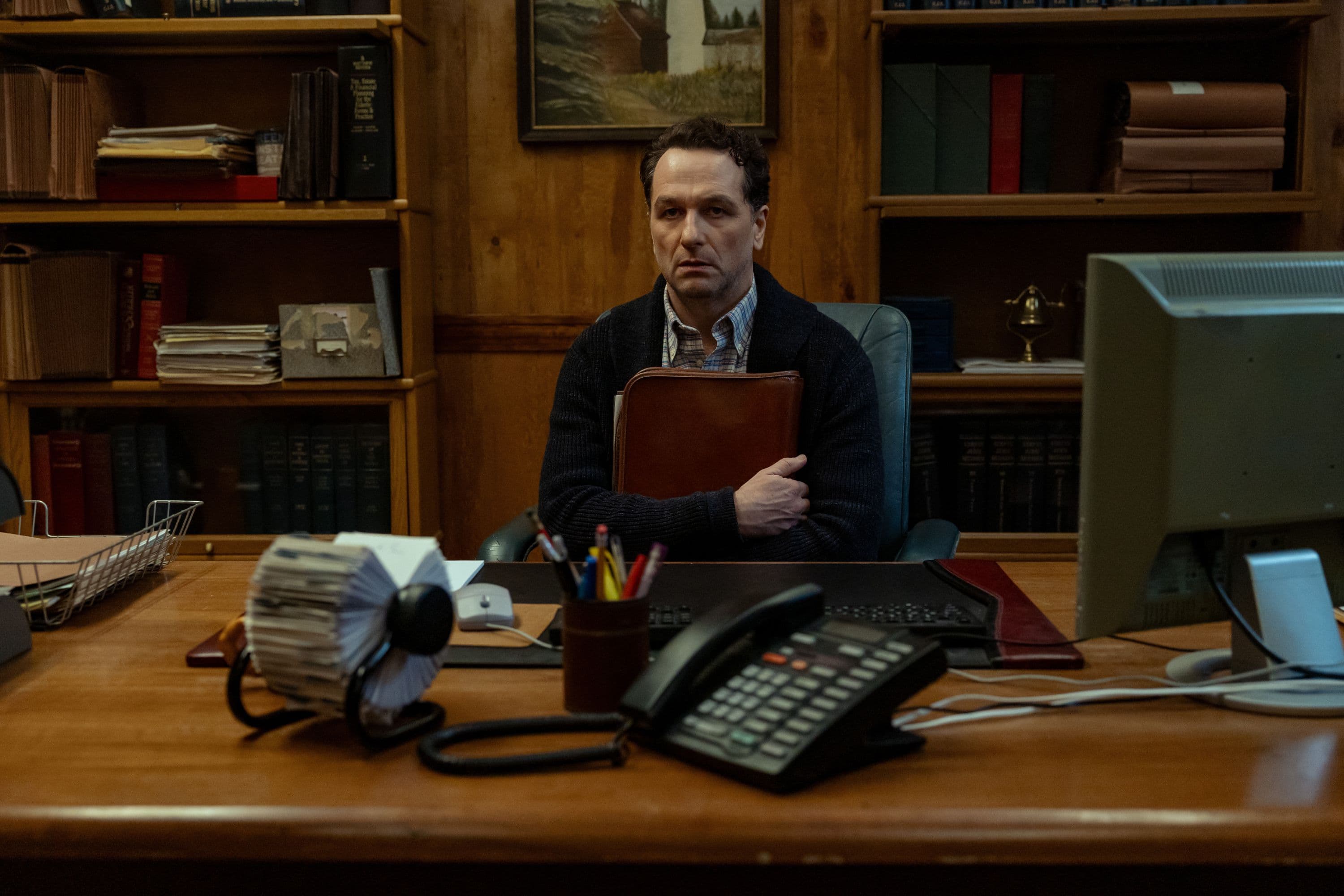 El actor Matthew Rhys en un fotograma de la serie ‘La maldición de Widow’s Bay’