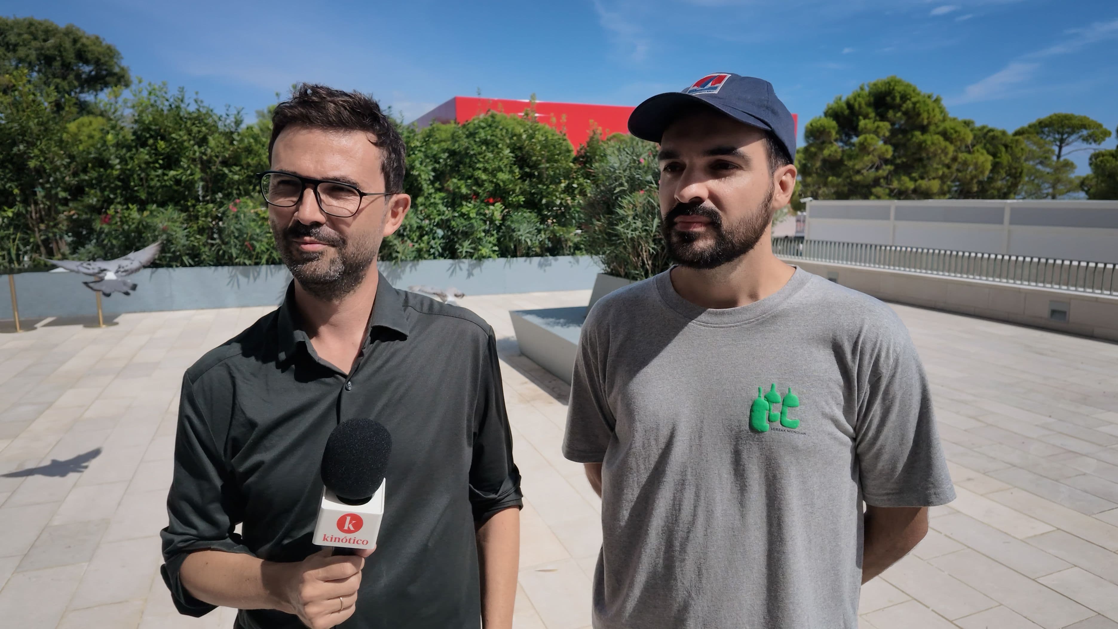 Alex Lafuente (BTEAM Pictures) y Ander Sagardoy (Irusoin), productores de 'Sucederá esta noche', de Nanni Moretti, durante el Festival de Venecia
