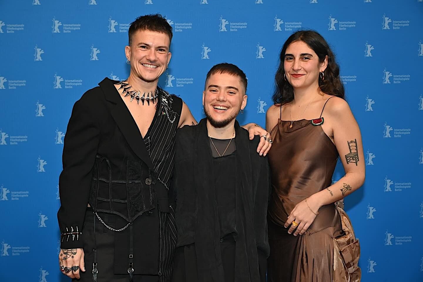 El director Ian de la Rosa (c) y los actores Silver Chicón y Herminia Loh, posan en el photocall de la Berlinale 2026 antes de la premiere de 'Iván & Hadoum'
