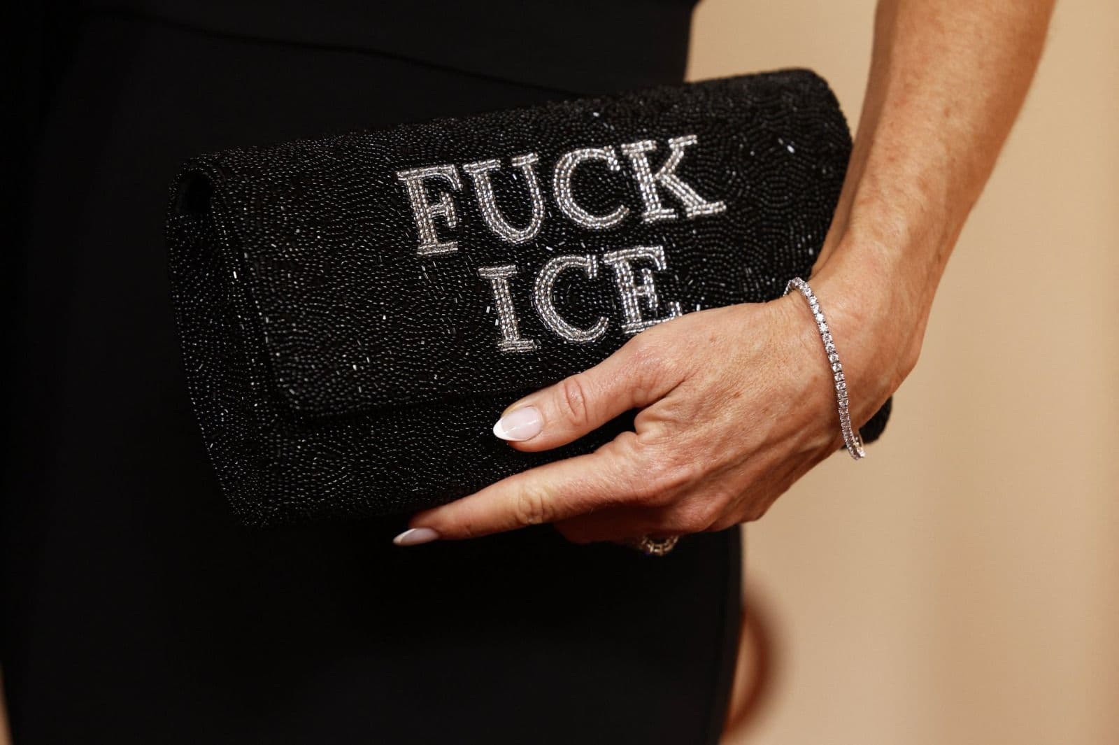 Detalle del bolso de la escritora Glennon Doyle en la gala de los Oscar