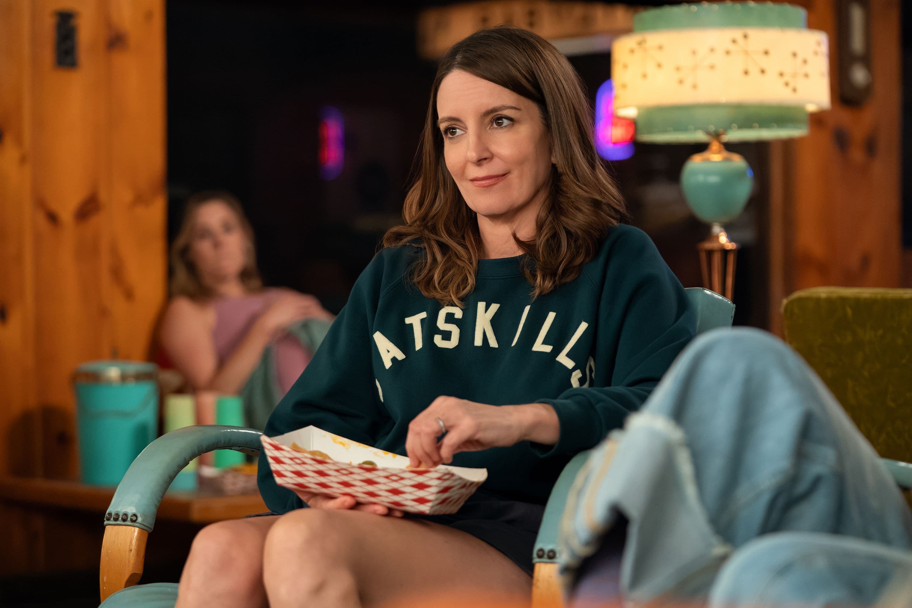 La actriz, guionistas y directora Tina Fey en un fotograma de la segunda temporada de 'Las cuatro estaciones', en la que es cocreadora