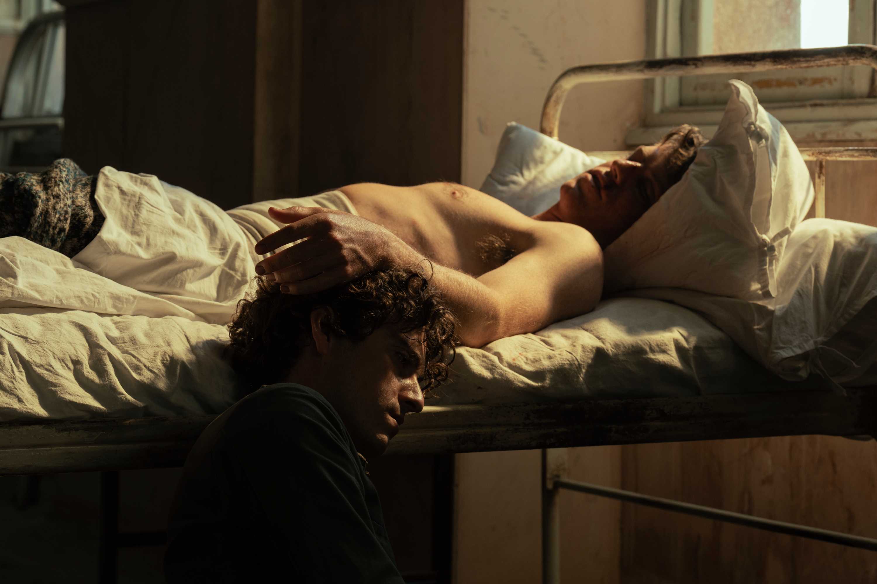 Miguel Bernardeau y Guitarricadelafuente en una imagen de la película 'La bola negra', de Javier Calvo y Javier Ambrossi