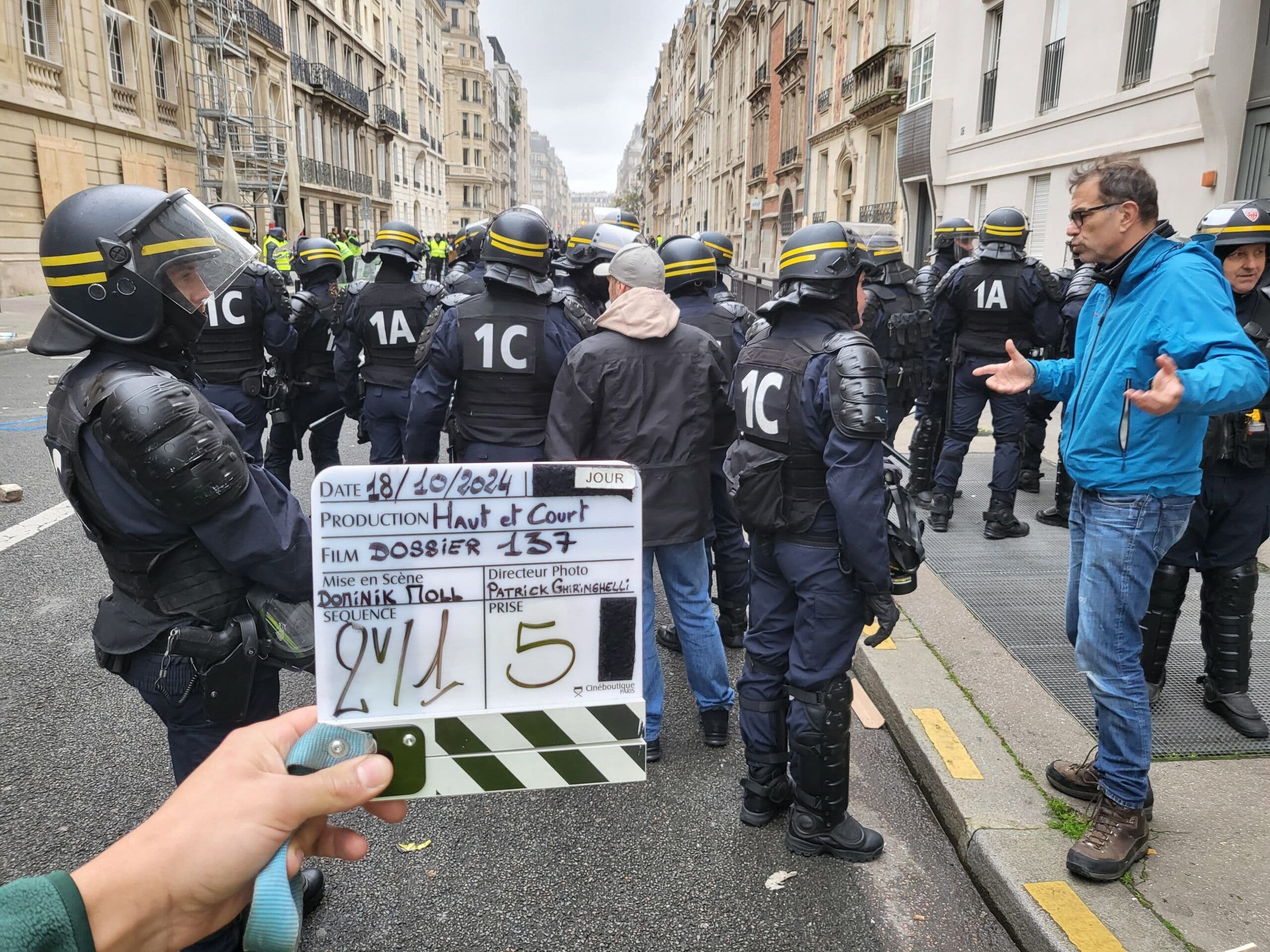 Imagen del rodaje de 'Caso 137', con Dominik Moll en segundo término