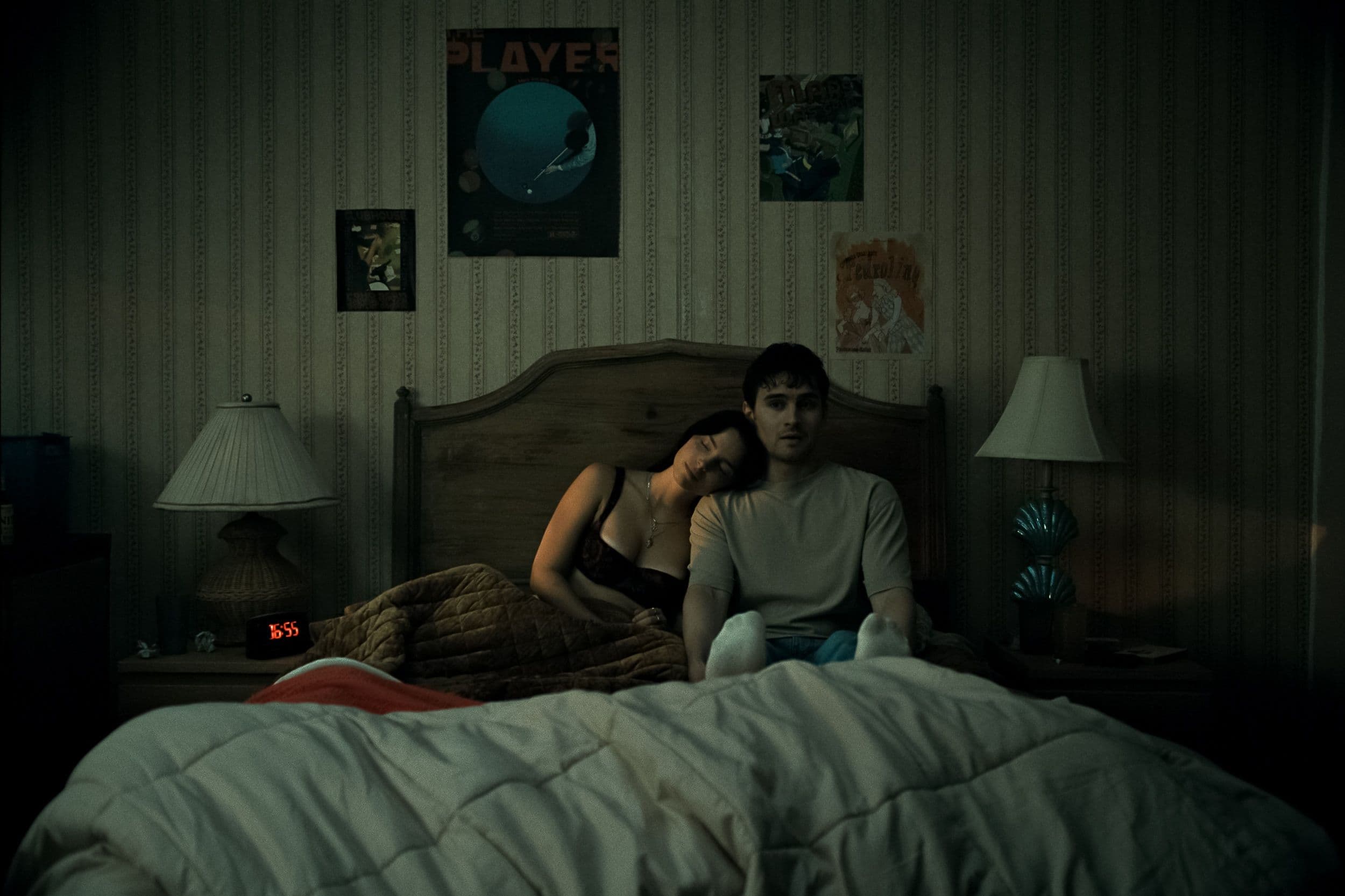 Inde Navarrette, como Nikki, y Michael Johnston, como Bear, en la cama en un fotograma promocional de 'Obsession', de Curry Barker