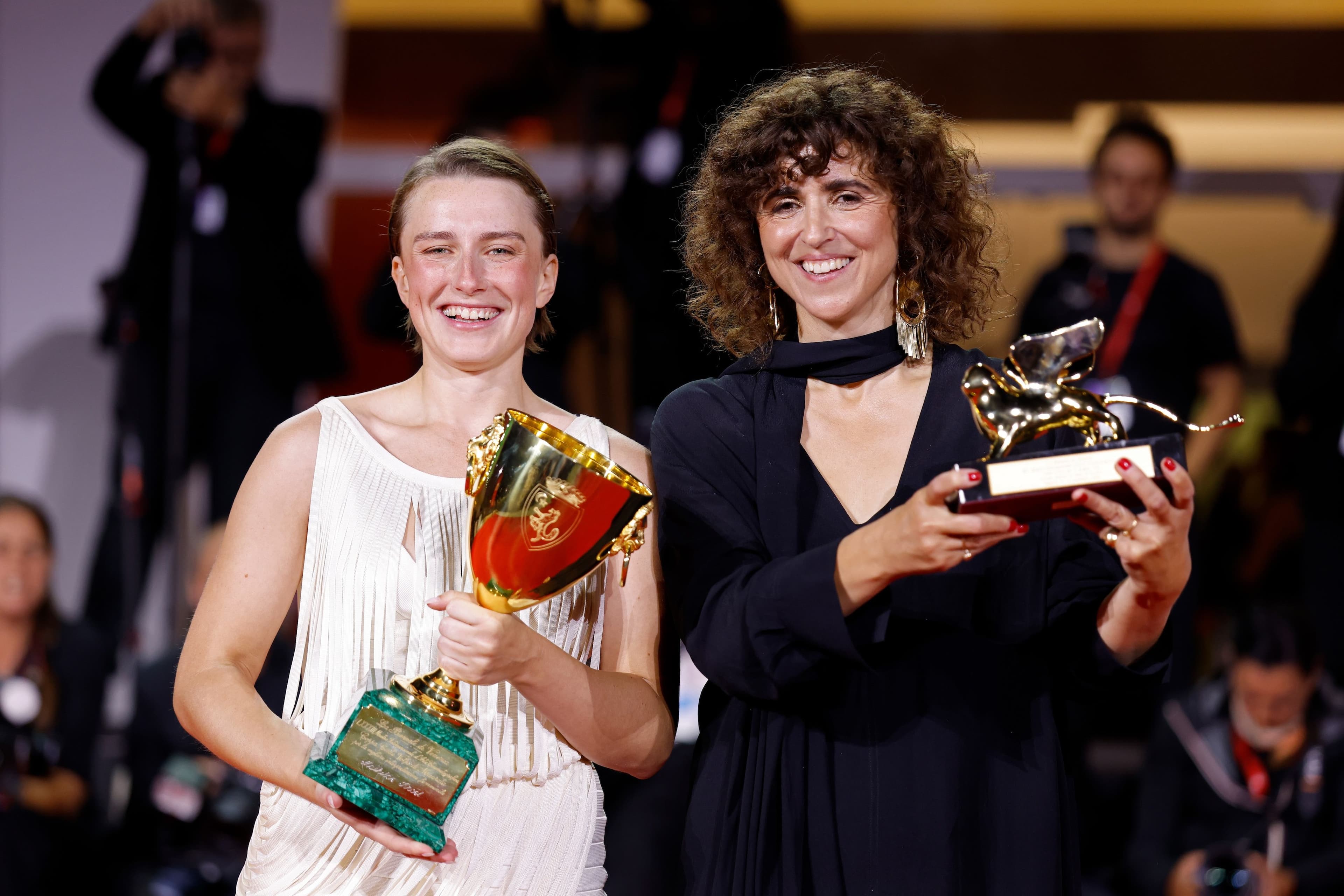 La actriz Mathilde Arcel y la directora May el-Toukhy posan con la Copa Volpi y el León de Oro en el Festival de Venecia 2026 para 'Woman Unknown'