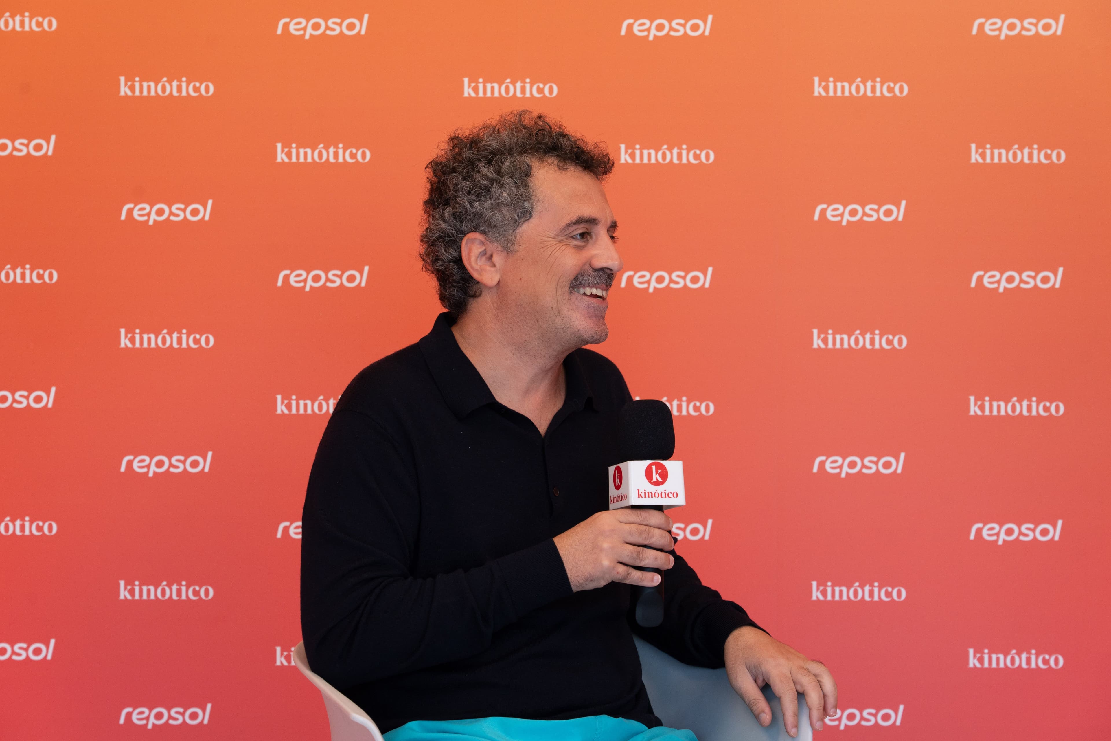 El director de fotografía Ion de Sosa, durante una masterclass de su oficio en el set de Kinótico en el Festival de San Sebastián 2026