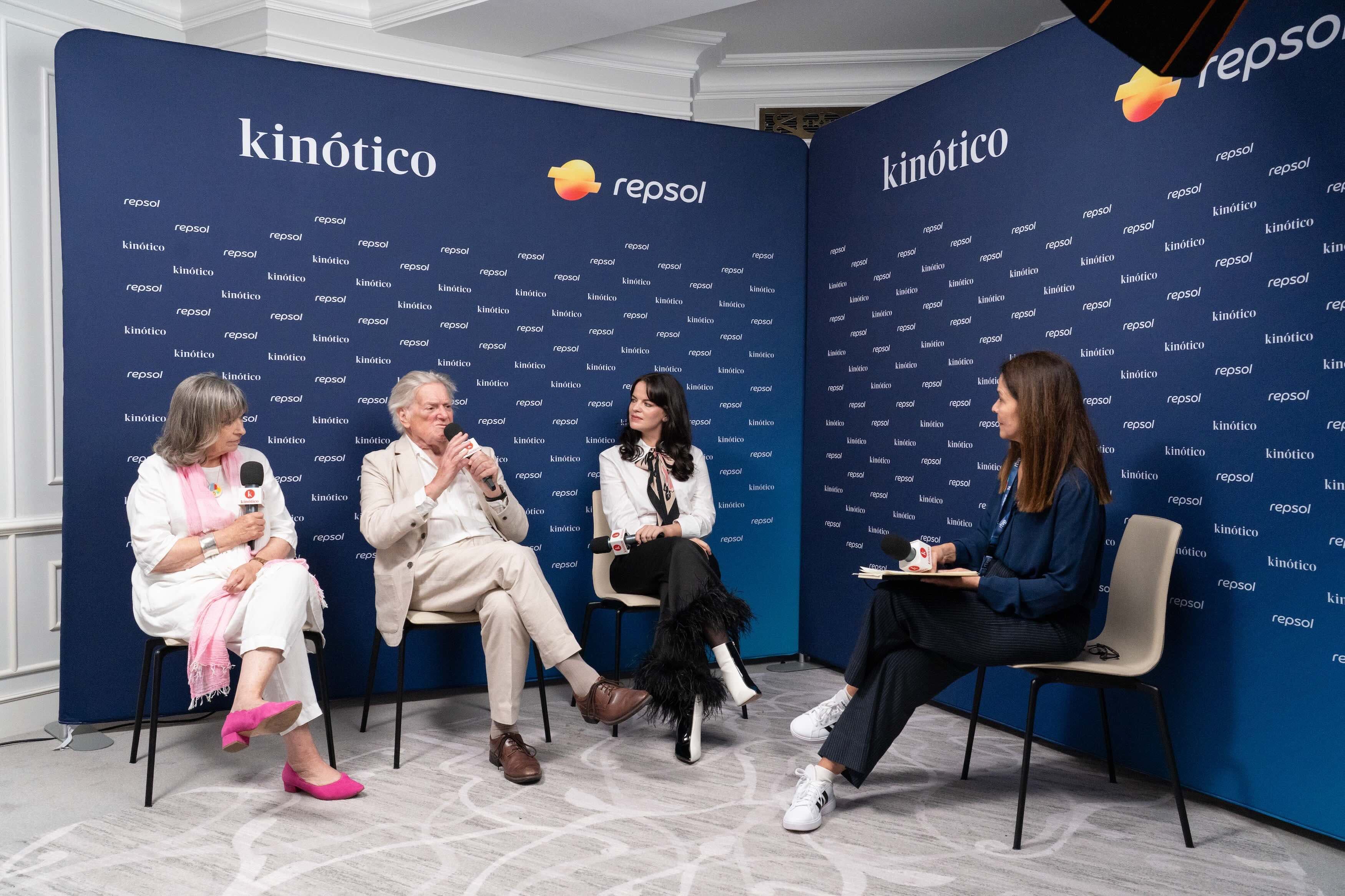 Los actores Marion Bailey, Paul Jesson y Alice Bailey Johnson, en el set del Hotel María Cristina en el Festival de San Sebastián, en septiembre de 2026