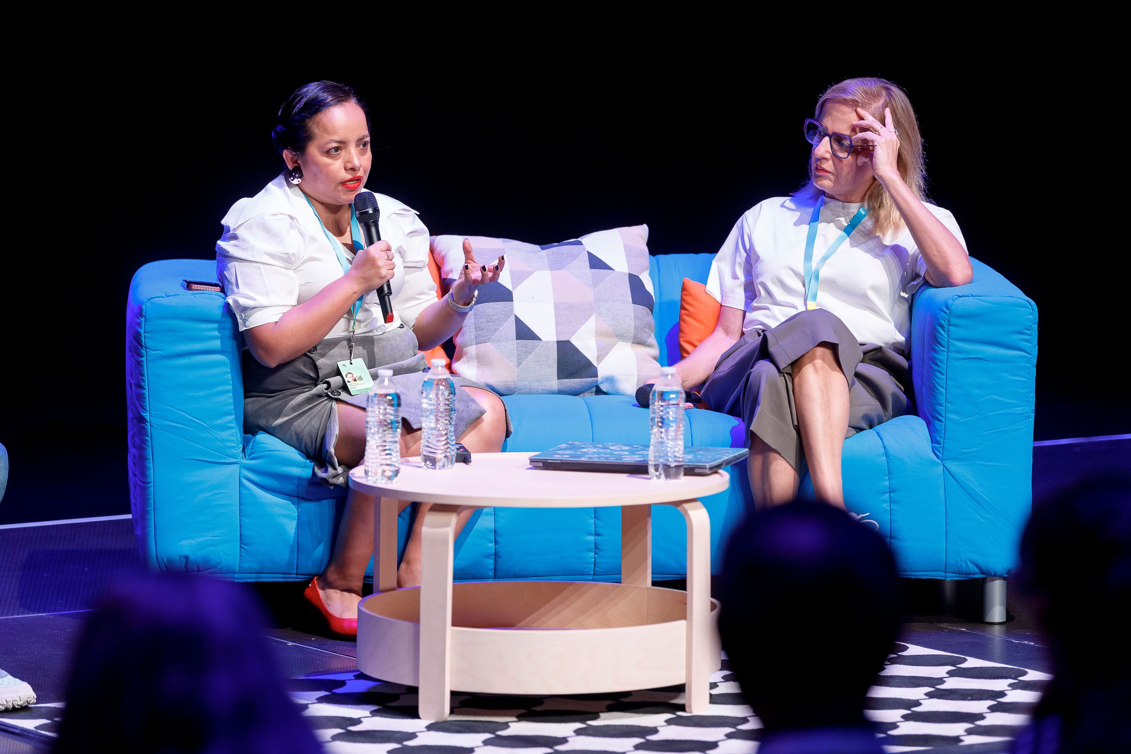 La directora de EFICINE distribución, Itandehui Alderete, y la productora Inna Payan en el panel sobre EFICINE en el FICG, abril 2026