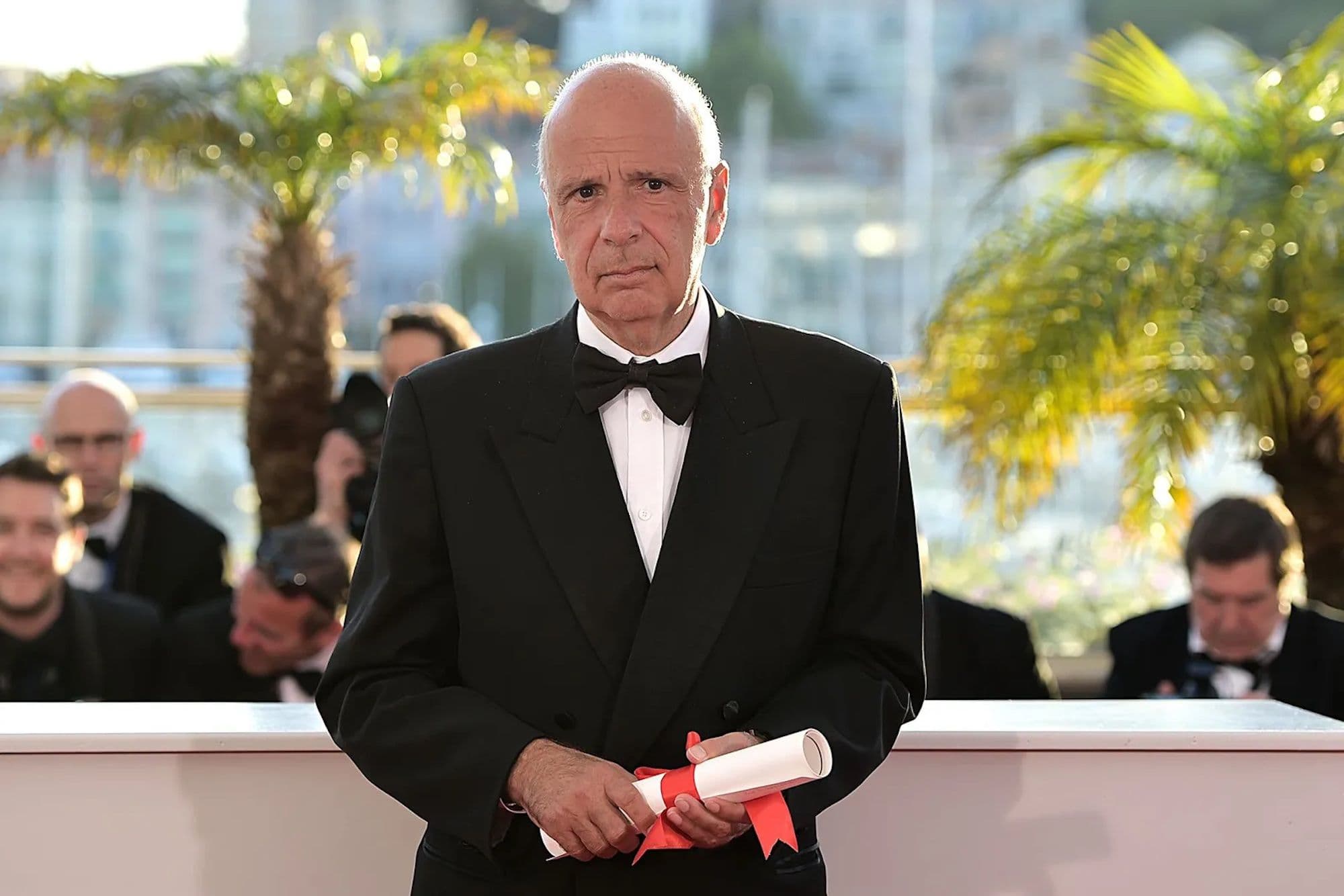 El productor Alain Sarde recogiendo un premio en el Festival de Cannes por 'Adiós al lenguaje' en nombre de Jean-Luc Godard