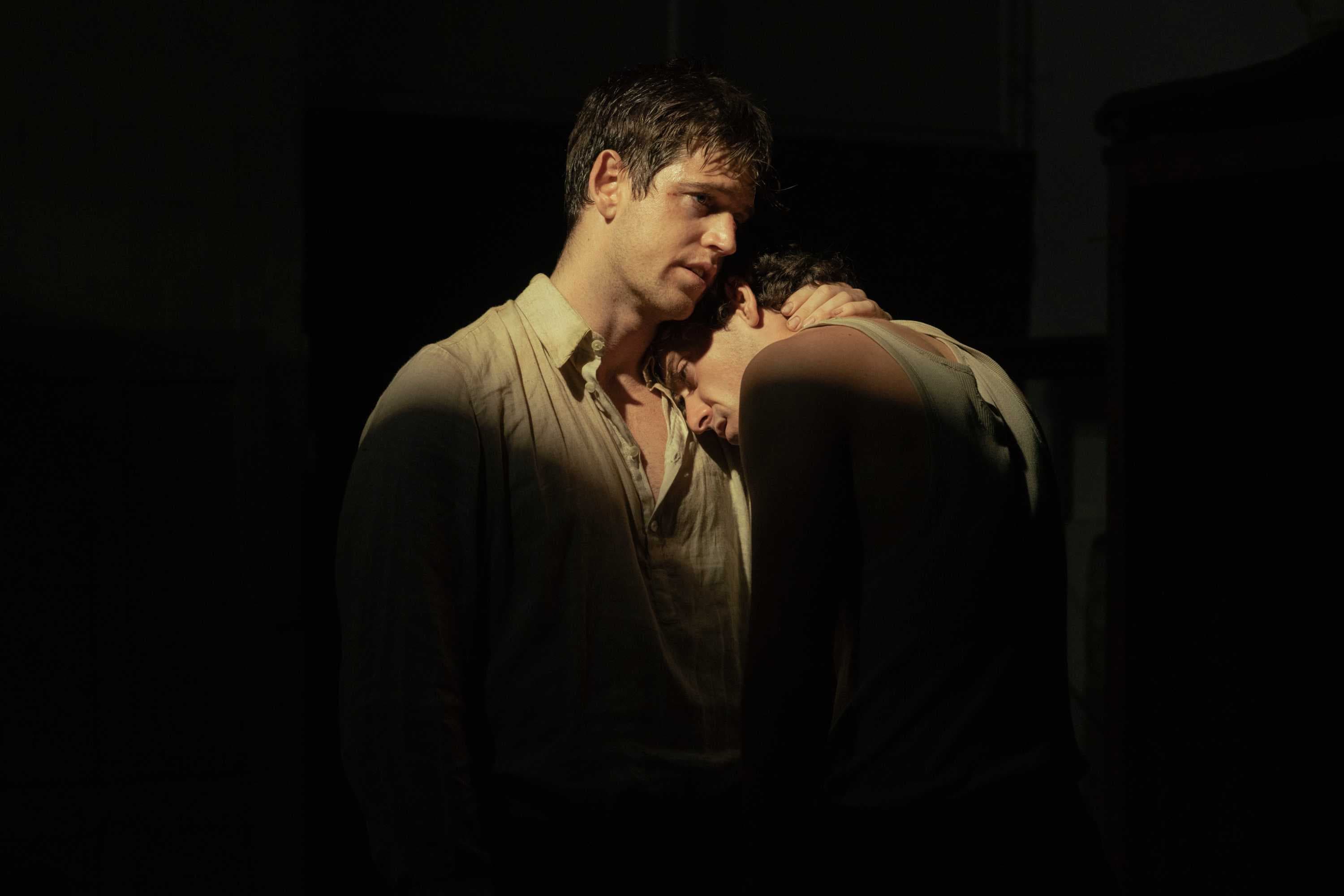Miguel Bernardeau y Guitarricadelafuente en una imagen de la película 'La bola negra', de Javier Calvo y Javier Ambrossi