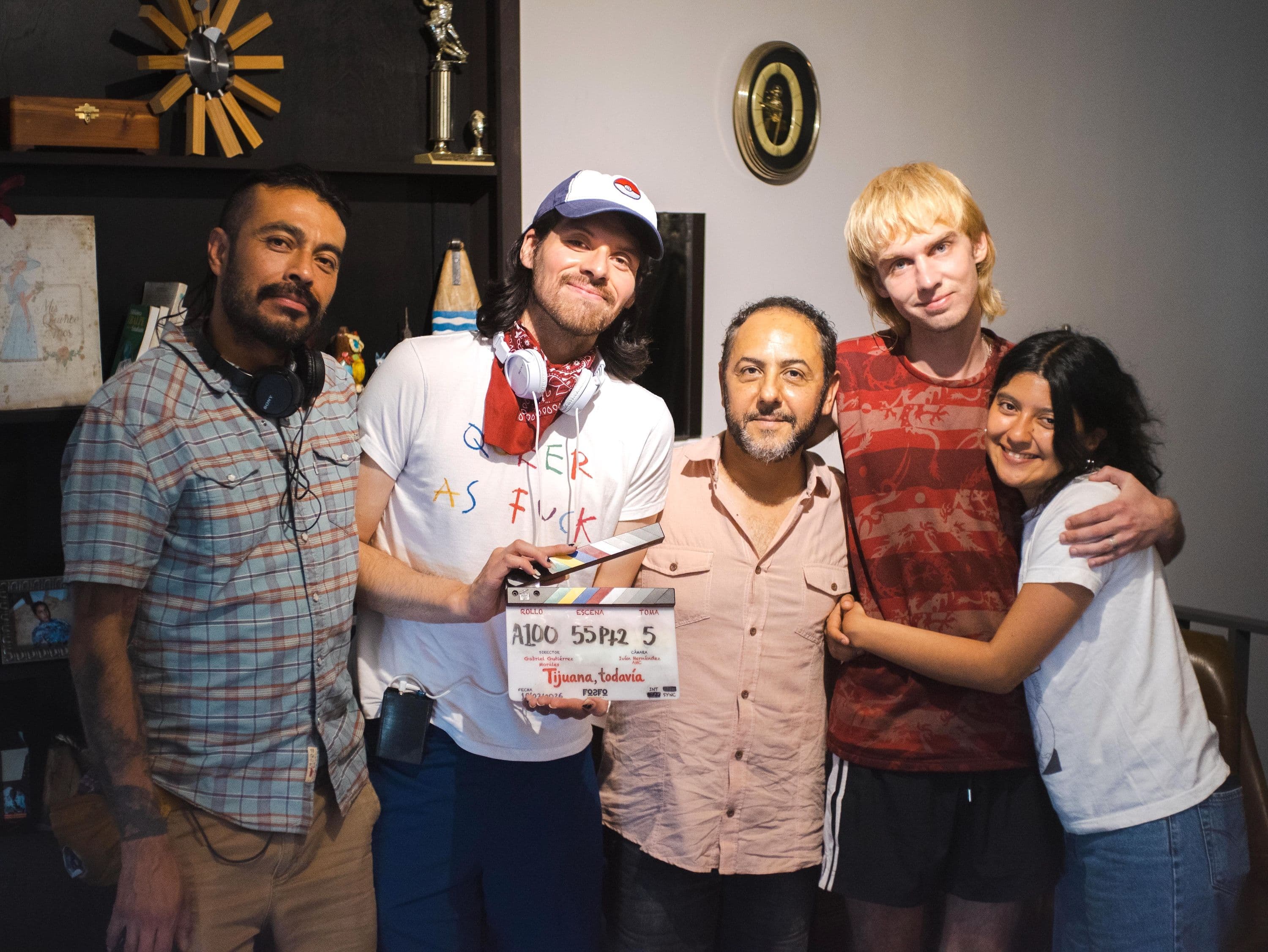 El director de fotografía, Iván Hernández; el director, Gabriel Gutiérrez; los actores Humberto Busto y Petr Filimonov; y la productora en línea, Melissa Castañeda, en el set de 'Tijuana, todavía', en Baja California, en 2026.