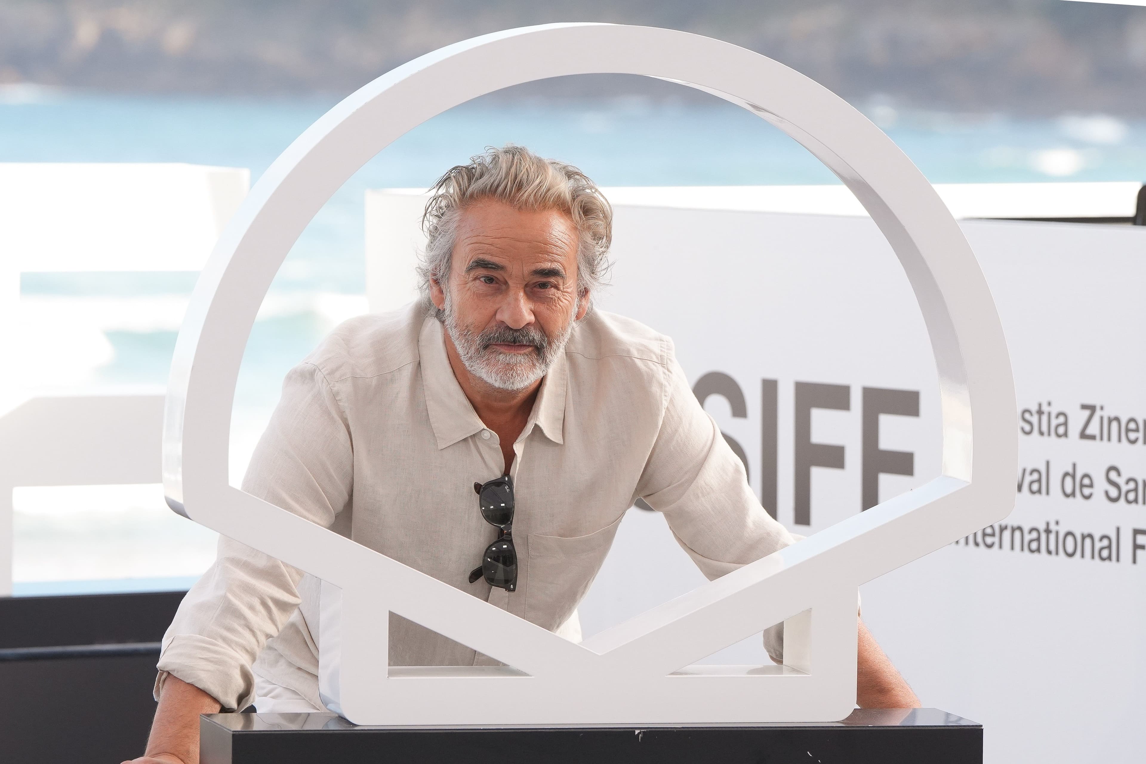 El actor Eduard Fernández durante el photocall de 'El mal padre', de Roberto Bueso, durante el Festival de San Sebastián, en septiembre de 2026