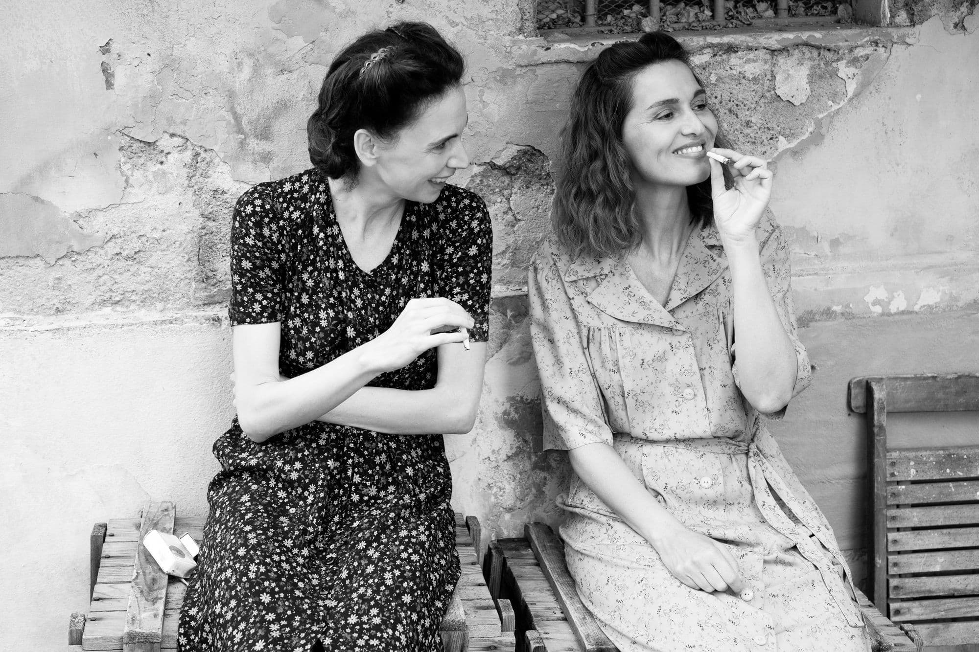 Emanuela Fanelli y Paola Cortellesi en una imagen promocional de 'Siempre nos quedará mañana'