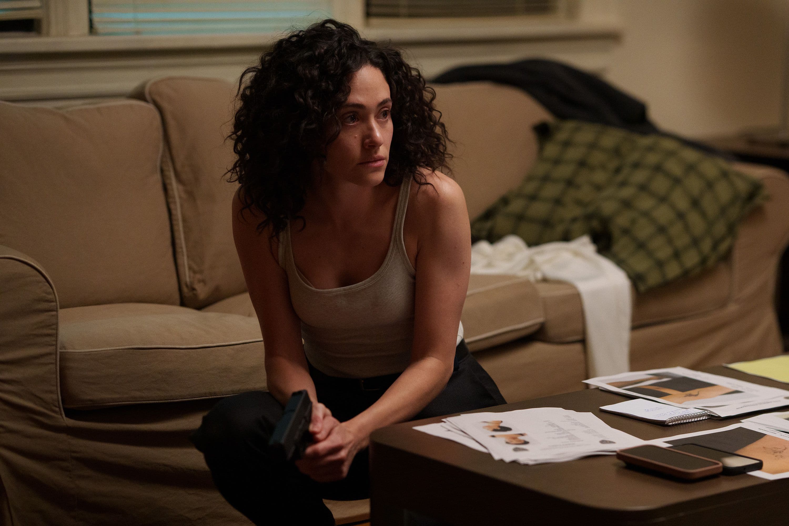 La actriz Emmy Rossum en un fotograma de la serie de Hulu 'Furious', creada por Elizabeth Meriwether