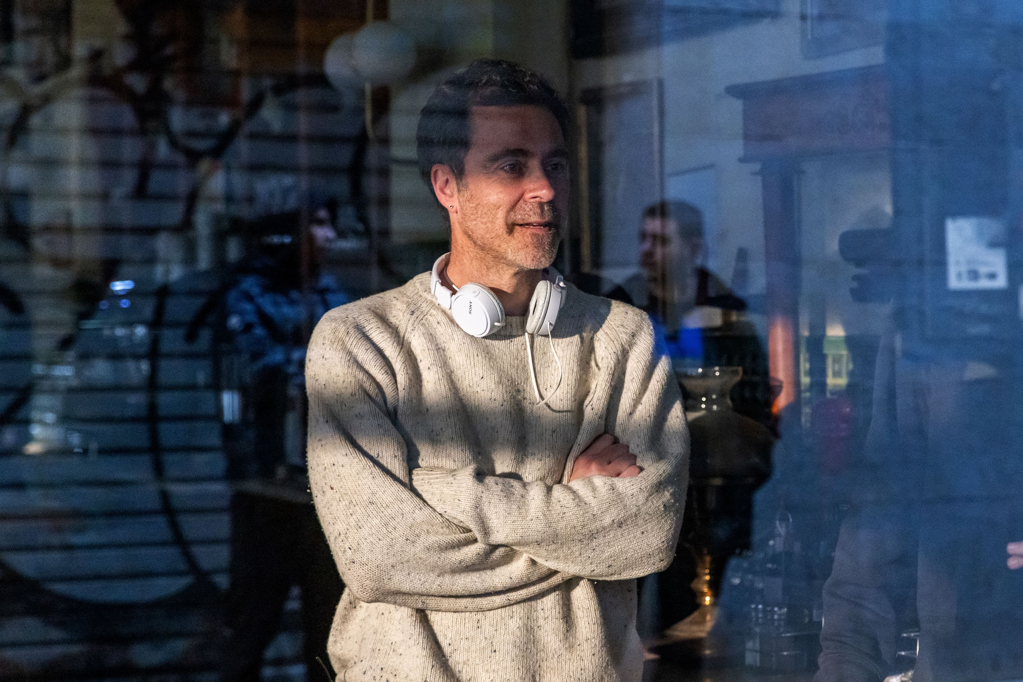 El director Pol Rodríguez en un momento del rodaje de 'Ravalear'