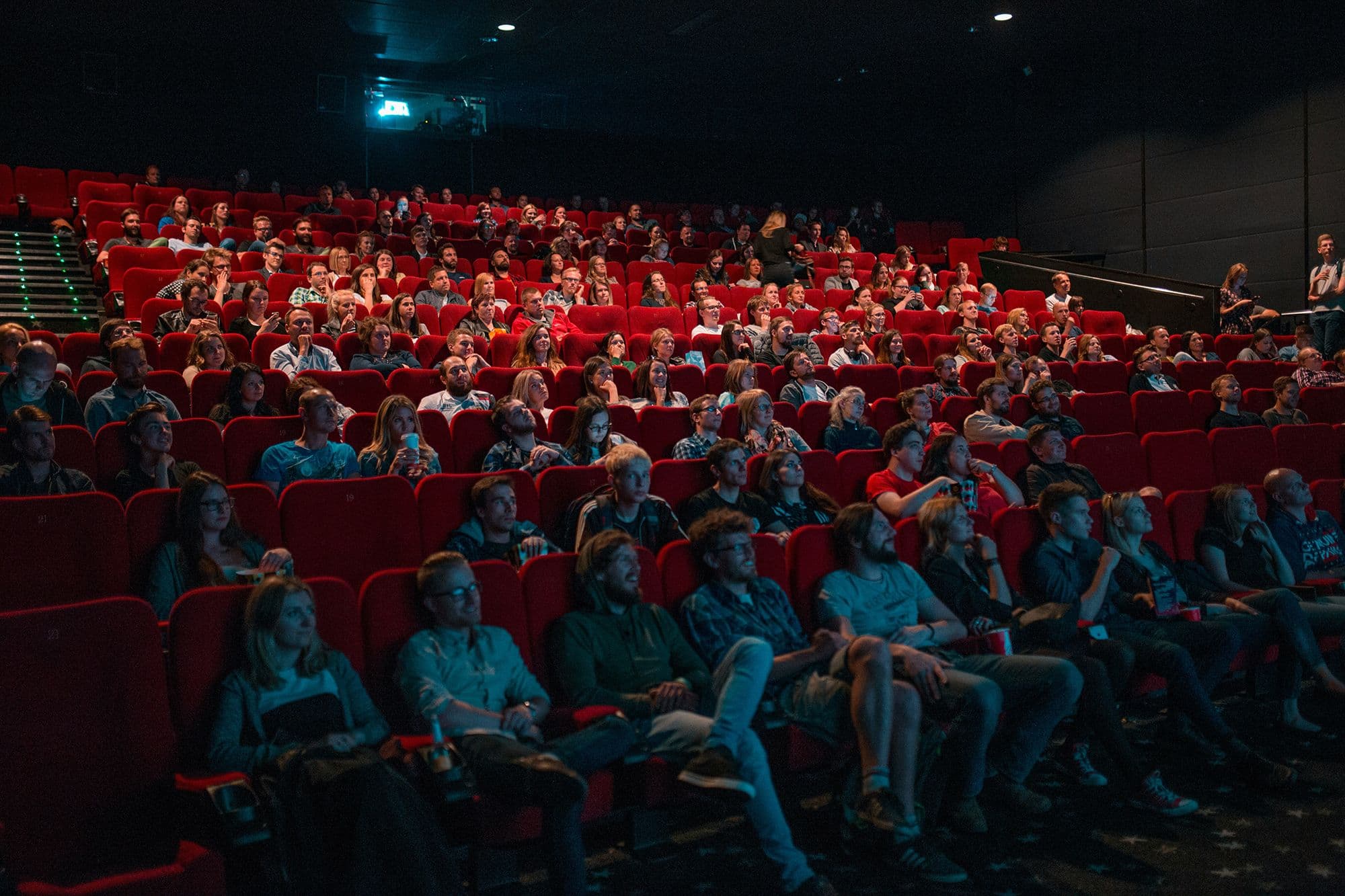 Imagen de una sala de cine con espectadores