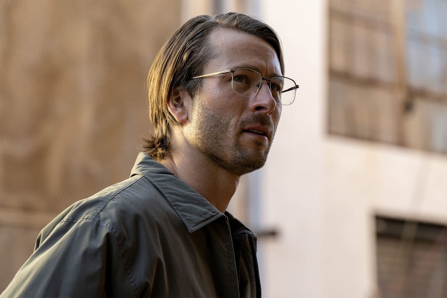 El actor Glen Powell en un fotograma promocional de la película 'Hit Man', de Richard Linklater