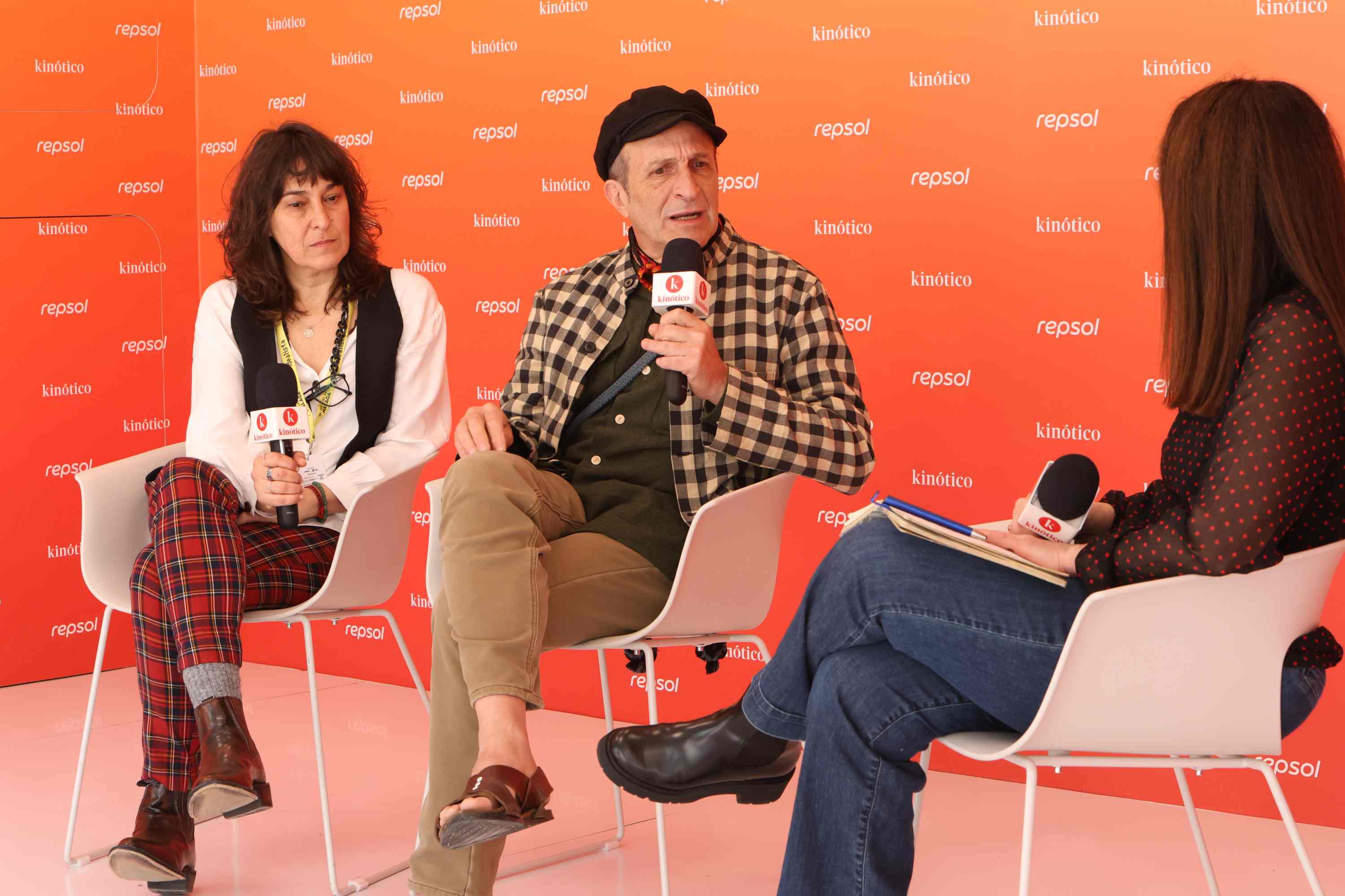 El director de 'Juana', Daniel Giménez Cacho, y la guionista Emma Bertrán en el set de Kinótico en el Festival de Málaga 2026