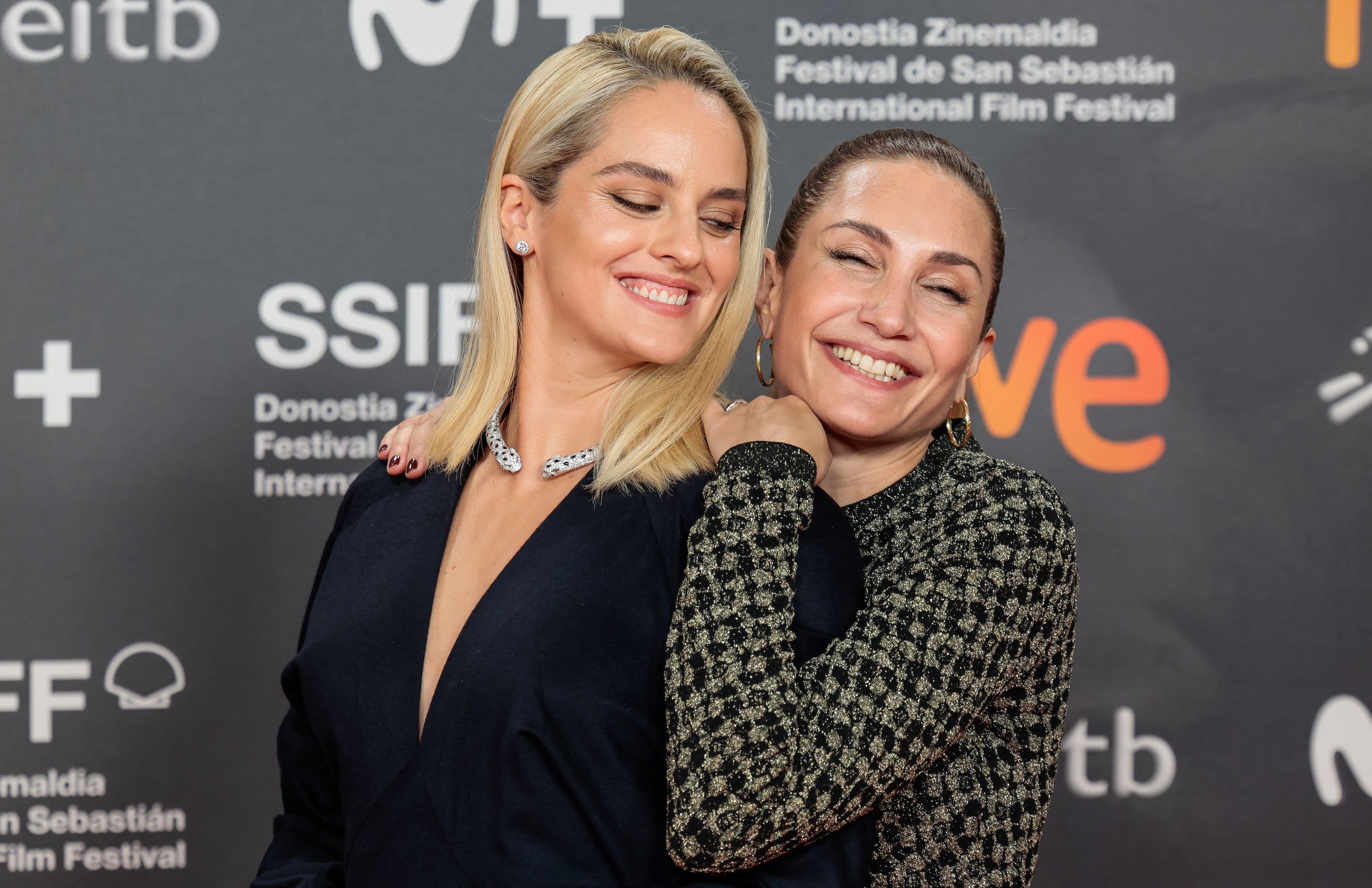 La actriz Noémie Merlant y la directora Audrey Diwan, en la alfombra roja del Festival de San Sebastián 2024