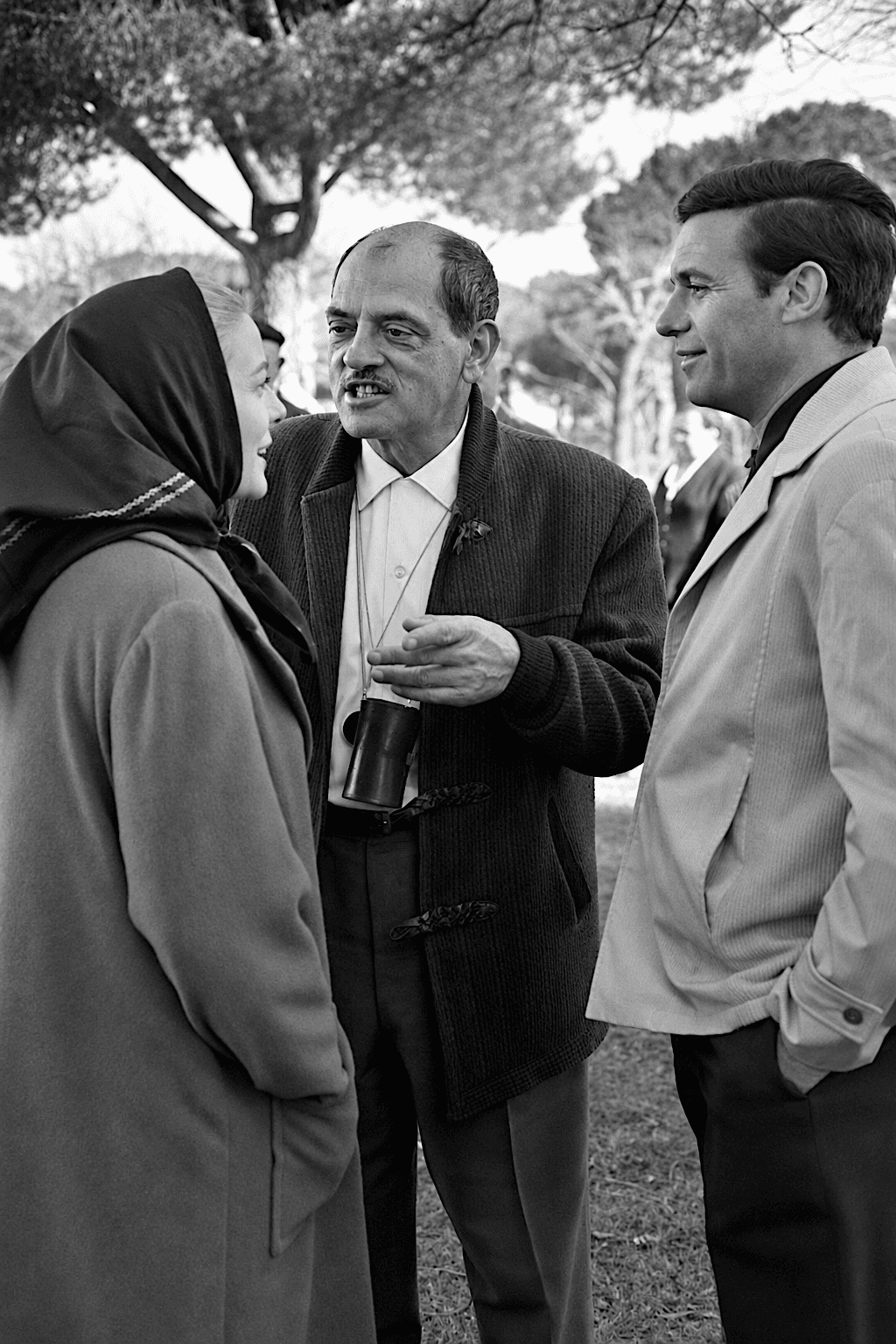 El director Luis Buñuel conversa con los actores Silvia Pinal y Francisco Rabal durante un descanso del rodaje de 'Viridiana' en 1961