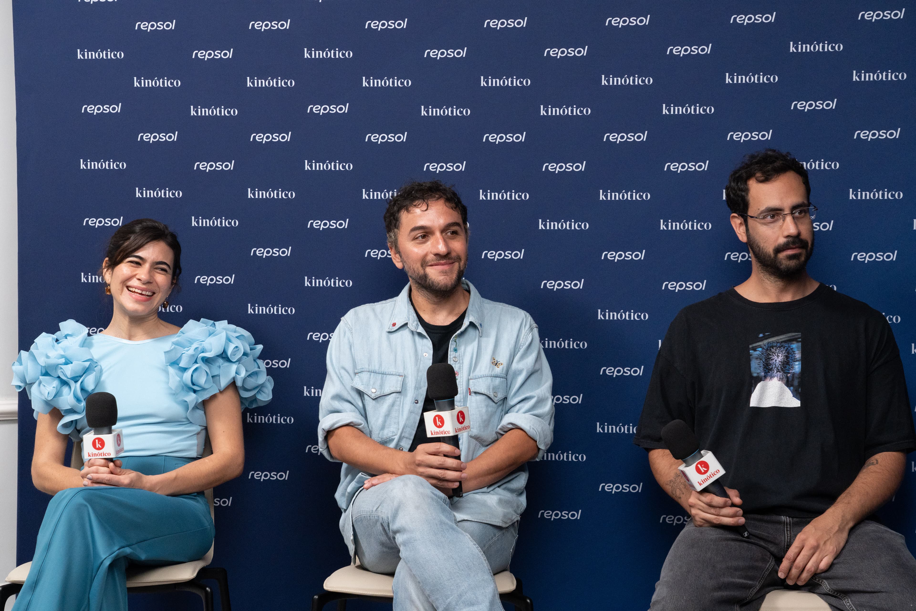 Sofía Espinosa, Bruno Santamaría y Carlos Quiñónez en el set de Kinótico en San Sebastián 2026