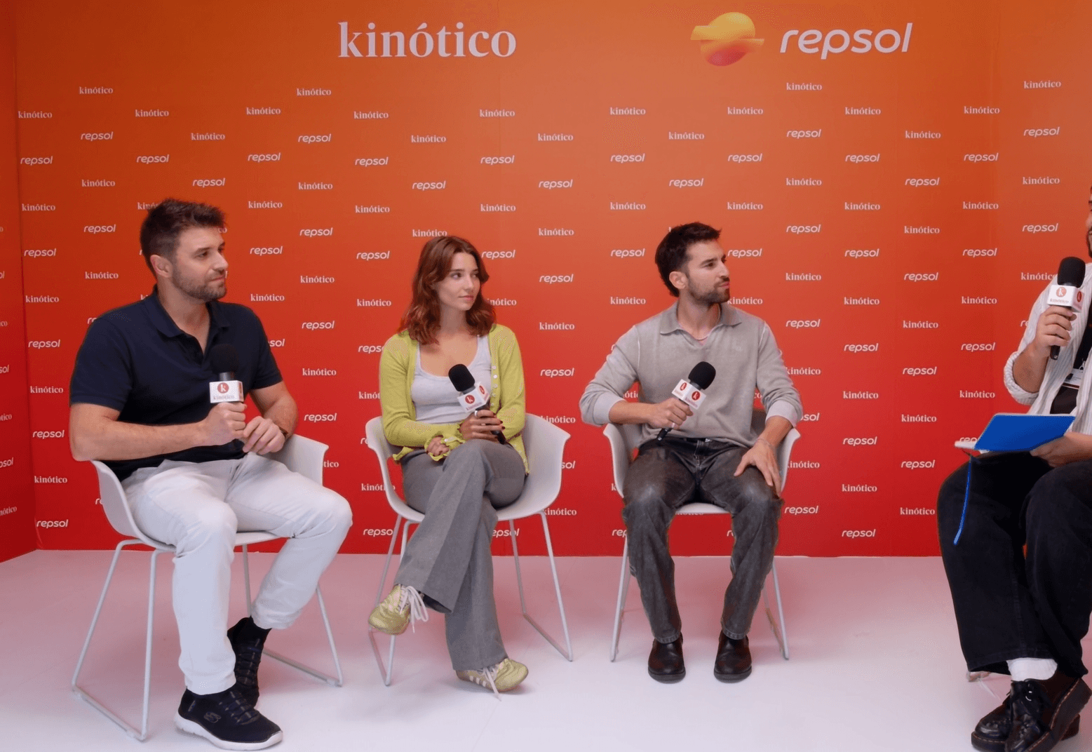 Carles Torrens, Julia Martínez y Carlos Alcaide, director y protagonistas de 'Apocalipsis Z: Nuevo Mundo' en el set de Kinótico en el Festival de Sitges 2026