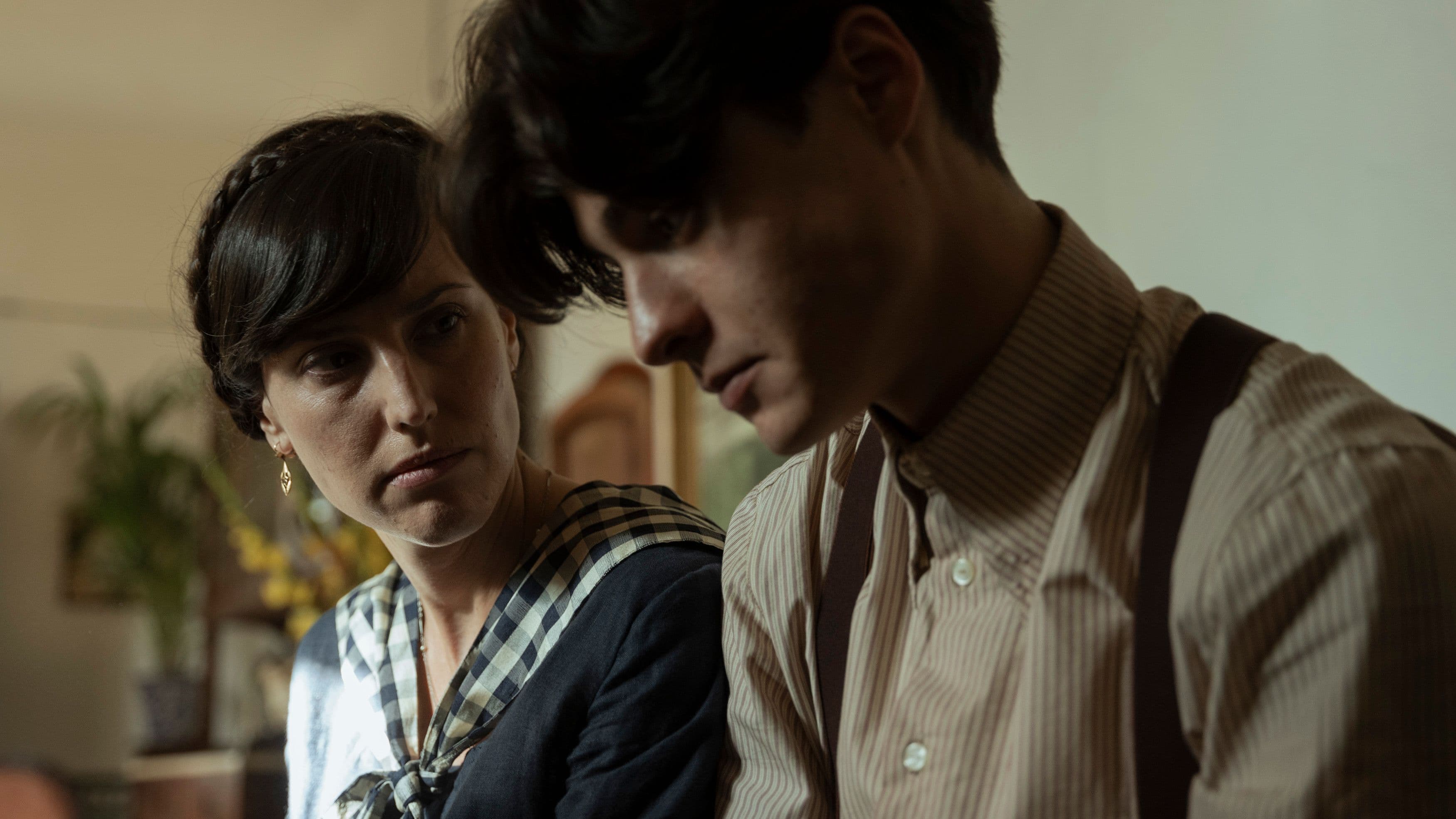 Natalia de Molina y Milo Quifes, hermanos en la ficción, en una escena de 'La bola negra', de Javier Calvo y Javier Ambrossi