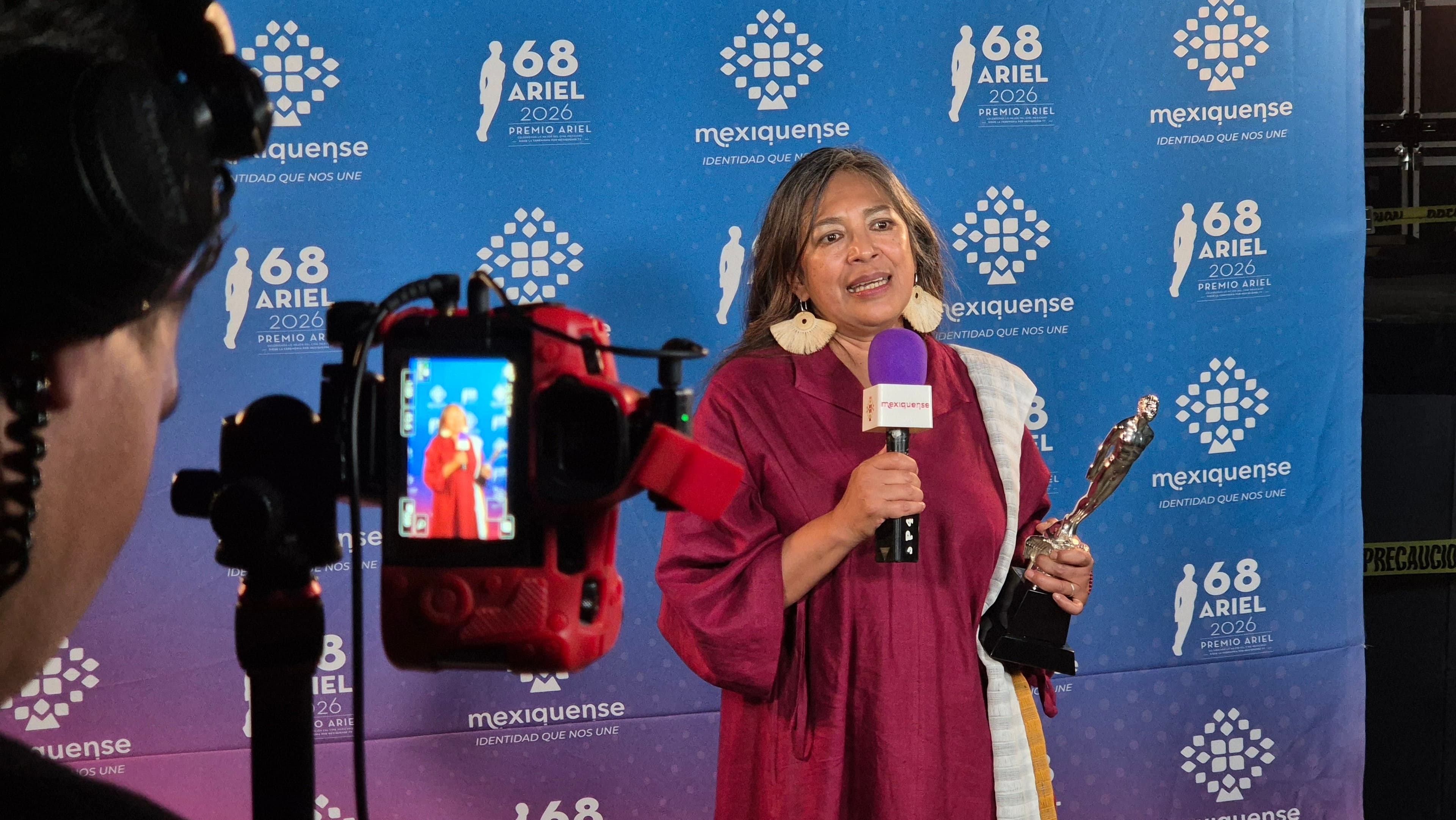 La actriz Ángeles Cruz atiende a la prensa tras ganar el Ariel 2026 a la Mejor Coactuación femenina por 'Las locuras'